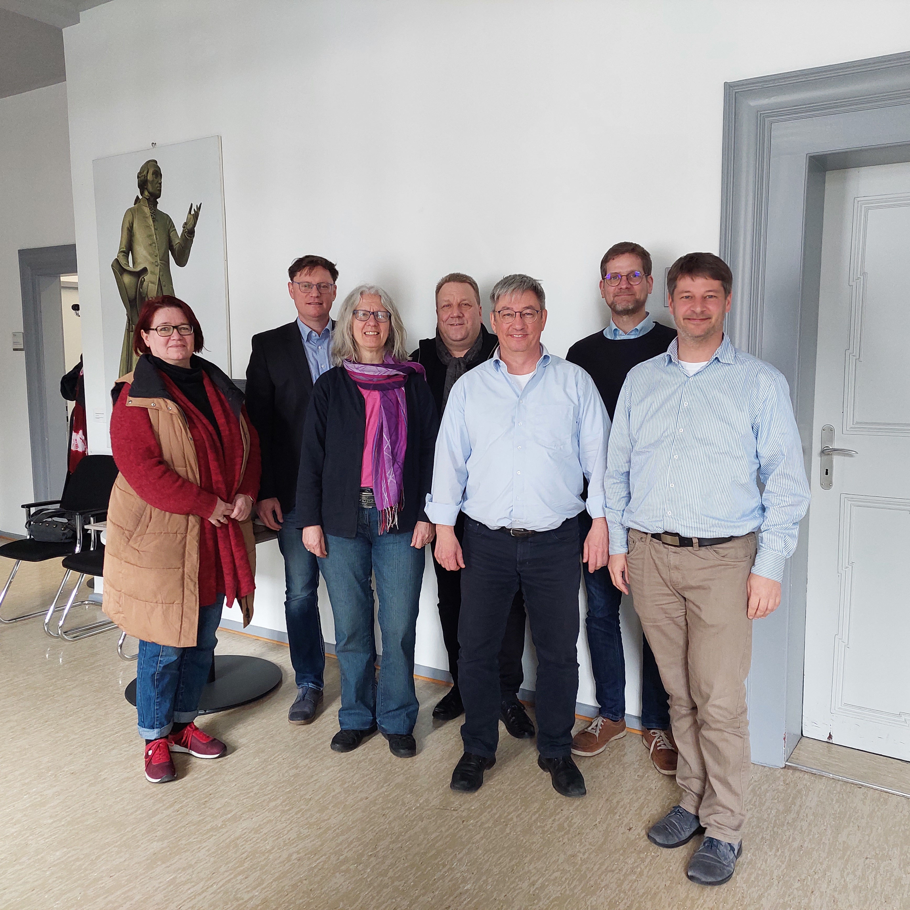 Die Teilnehmerinnen und Teilnehmer der Gesprächsrunde zwischen Kreisverwaltung und Wohlfahrtsverbänden (von links): Iris Keil (Jugendamt), Thorsten Bach (Sozialamt), Carola Friemel (DRK), Matthias Schimpf (Hauptamtlicher Kreisbeigeordneter), Thomas Jungfleisch (Der Paritätische, Sprecher der Liga Bergstraße), Andreas Mager (Caritas) und Tobias Lauer (Diakonie). Nicht im Bild: Dr. Melanie Marysko (Betriebsleiterin „Neue Wege“).