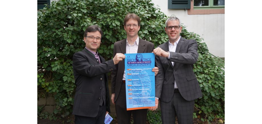 Landrat Christian Engelhardt (re.) mit den beiden Kantoren und Organisatoren der Bachtage, Gregor Knop (Mitte) und Christian Mause.