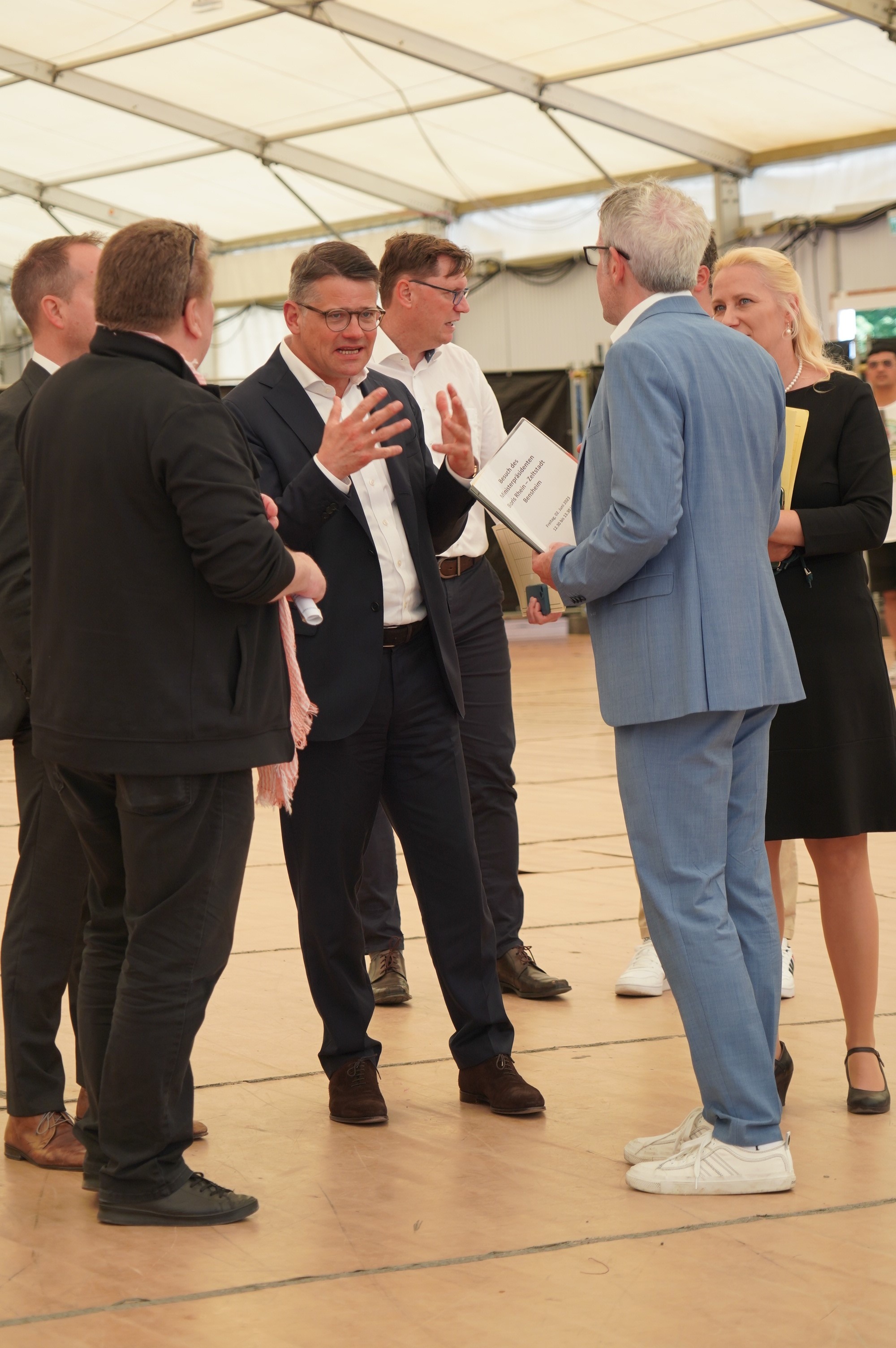 Bei seinem Besuch in der Zeltstadt Bensheim: Ministerpräsident Boris Rhein (Mitte) mit der Ersten Kreisbeigeordneten Diana Stolz (rechts), Landrat Christian Engelhardt (2. v. rechts), dem hauptamtlichen Kreisbeigeordneten Matthias Schimpf (2. v. links) sowie Mitarbeitenden.