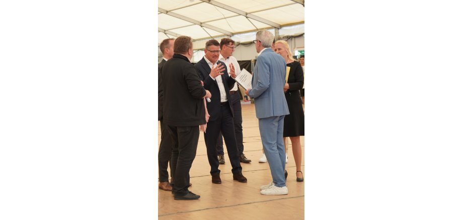 Bei seinem Besuch in der Zeltstadt Bensheim: Ministerpräsident Boris Rhein (Mitte) mit der Ersten Kreisbeigeordneten Diana Stolz (rechts), Landrat Christian Engelhardt (2. v. rechts), dem hauptamtlichen Kreisbeigeordneten Matthias Schimpf (2. v. links) sowie Mitarbeitenden.