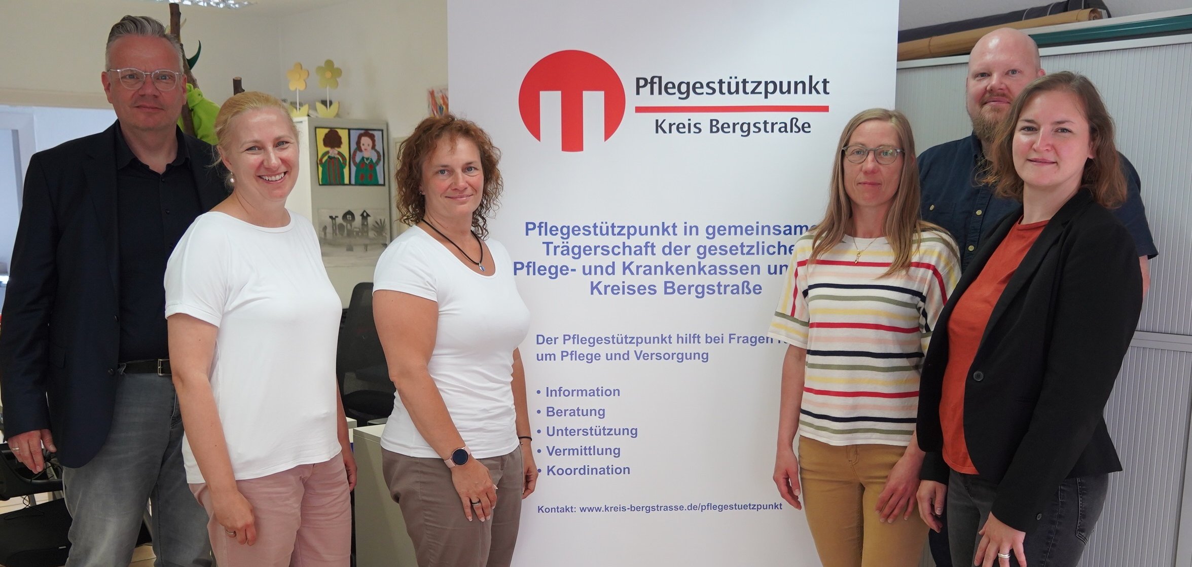 Die Erste Kreisbeigeordnete Diana Stolz (2.v.li.) und Stefan Heide von der Techniker Krankenkasse (ganz links) mit dem Team des Pflegestützpunktes (v.r.n.l.): Nadine Kaiser, Lars Endrulat, Caroline Schwab und Alexandra Löchelt (nicht auf dem Bild: Caroline Gürtler).