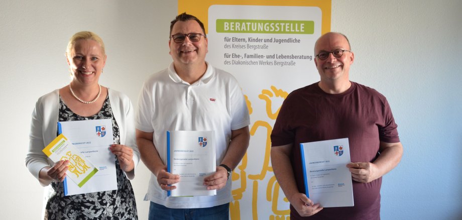 Die Erste Kreisbeigeordnete Diana Stolz, der Leiter des Bergsträßer Jugendamtes Kai Kuhnert und Frank Occhionero, Leiter der Beratungsstelle für Eltern, Kinder und Jugendliche (v.l.n.r.) in Lampertheim stellten den Jahresbericht 2022 gemeinsam vor.  