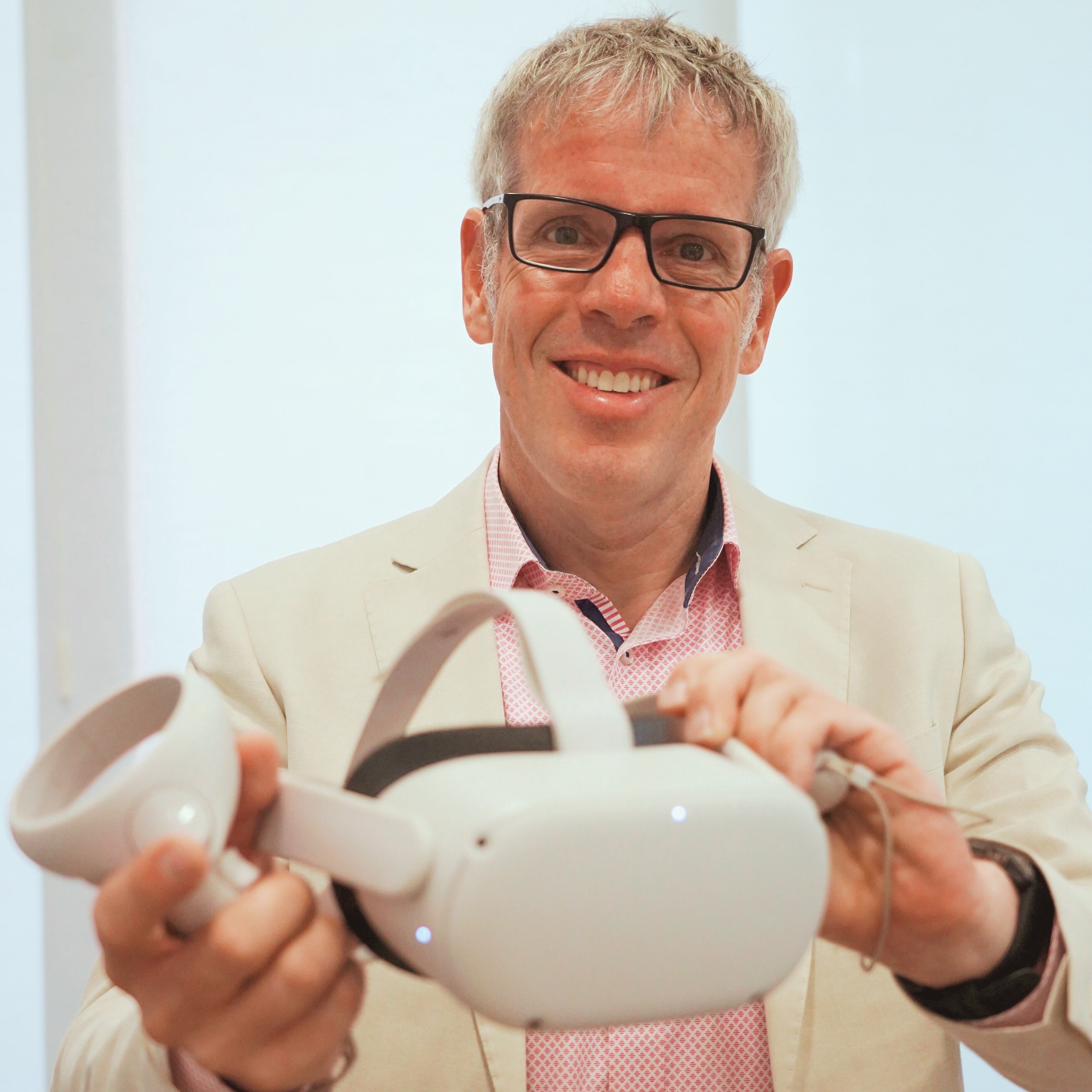 Wo geht die Reise hin? – Auf jeden Fall wird unsere Gesellschaft zunehmend digitaler, auch die sogenannte virtuelle Realität wird vermutlich einen immer größeren Stellenwert einnehmen, ist Landrat Christian Engelhardt (hier mit virtual reality Brille) überzeugt.