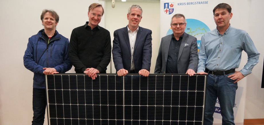 Landrat Christian Engelhardt (Mitte) freut sich über die neuen BürgerSolarBerater in Heppenheim: (v.l.n.r.): Hans-Peter Hermann, Roland Trefftz, Helmut Burk und Harald Günter.