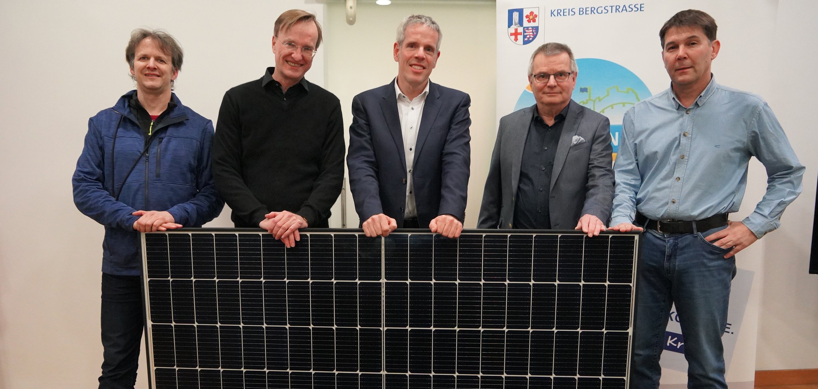 BürgerSolarBerater Heppenheim Landrat Christian Engelhardt (Mitte) freut sich über die neuen BürgerSolarBerater in Heppenheim: (v.l.n.r.): Hans-Peter Hermann, Roland Trefftz, Helmut Burk und Harald Günter.