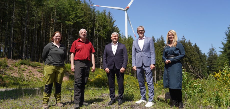 Landrat Christian Engelhardt (2.v.r.) und Corinna Simeth (rechts) vom Kreis Bergstraße informierten sich bei (v.r.n.l.) Bürgermeister Volker Oehlenschläger sowie Jürgen Heumüller und Anabel Heß vom Forstamt Lampertheim über den Windpark Kahlberg zwischen Fürth und Grasellenbach. Auf dem Bild stehen sie im Wald vor einem der Windräder.