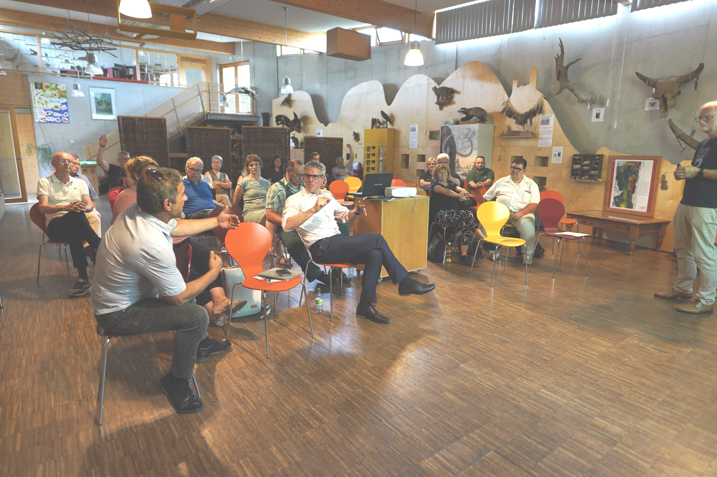 Das Bild zeigt Landrat Christian Engelhardt, der mit den Mitgliedern des Bergsträßer Nachhaltigkeitsbeirats, darüber diskutiert wie sich der Kreis Bergstraße an die bereits spürbaren Auswirkungen des Klimawandels anpassen könnte.