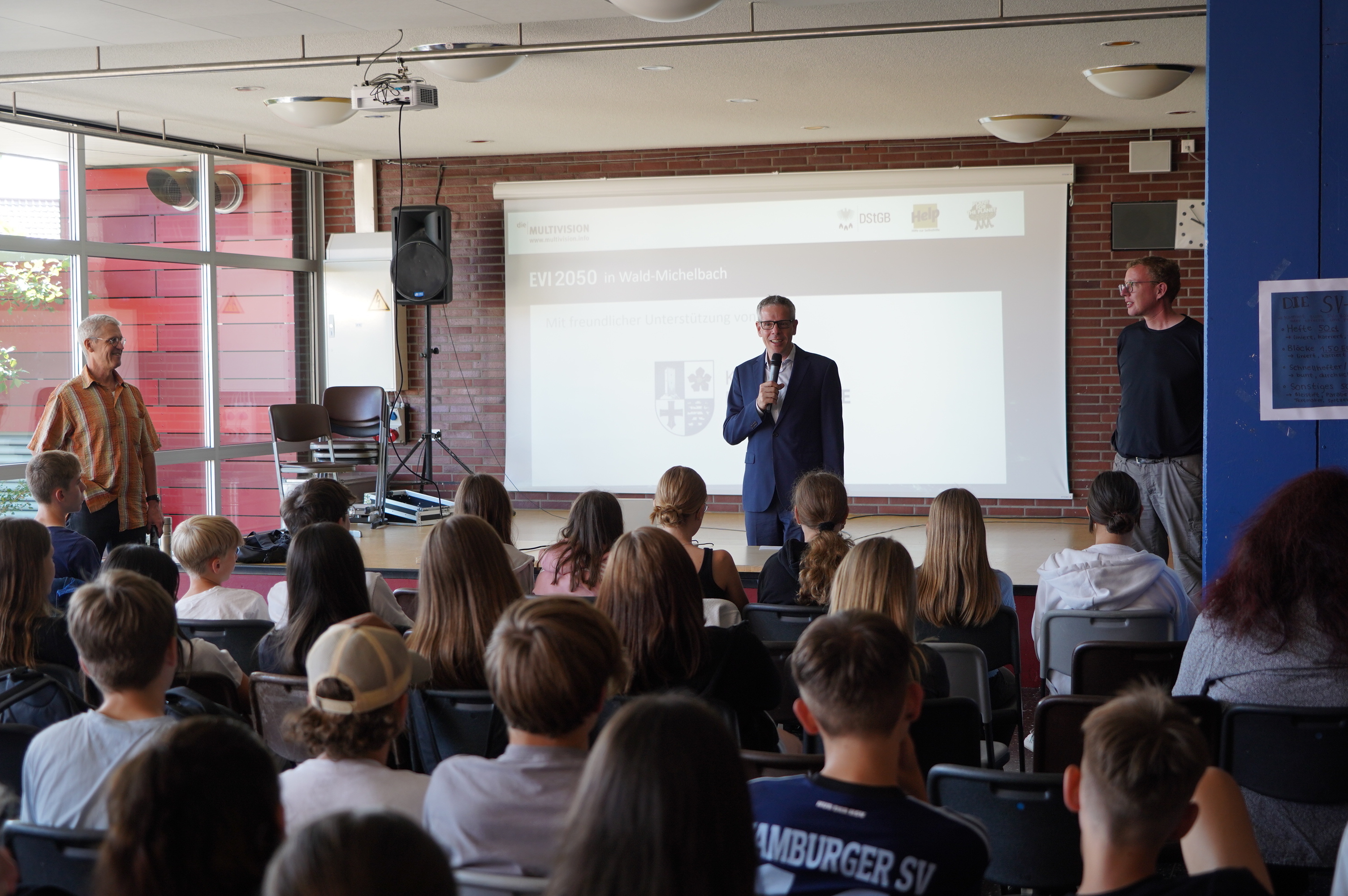 Landrat Christian Engelhardt spricht in einem Klassenzimmer vor Schülerinnen und Schülern.