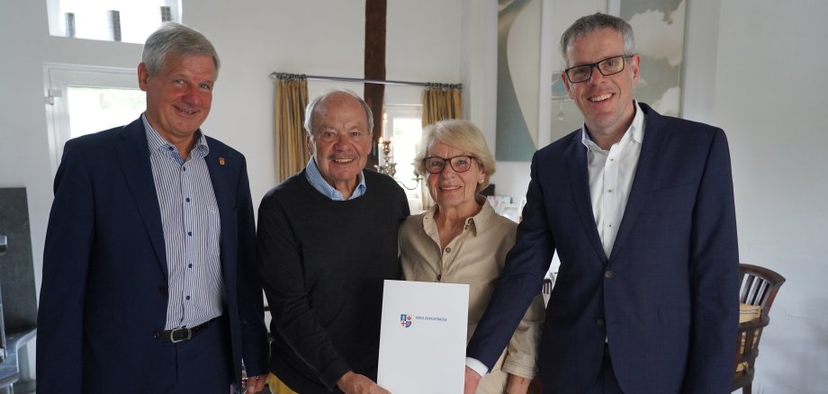 Landrat Christian Engelhardt (re.) und Einhausens Bürgermeister Helmut Glanzner (li.) gratulierten Klaus und Irene Schlappner zur Diamantenen Hochzeit.