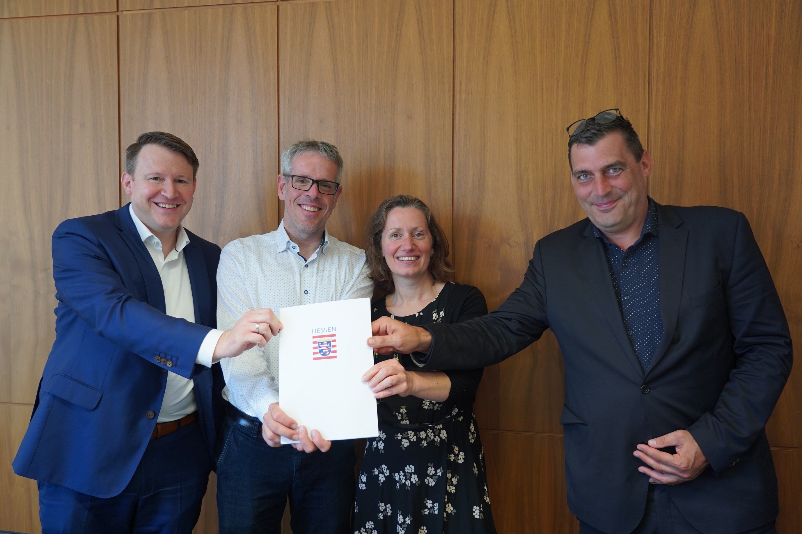 Landrat Christian Engelhardt (2 v. li.), der Geschäftsführer der Wirtschaftsförderung Bergstraße GmbH Dr. Matthias Zürker (links), die Leiterin des Eigenbetriebes Neue Wege Kreis Bergstraße – Kommunales Jobcenter – Dr. Melanie Marysko und der Bildungscoach sowie der Projektmanager im Unternehmerservice der Wirtschaftsförderung Bergstraße GmbH Sven Hagenberger (rechts) freuen sich über die verlängerte Förderung des Projekts „Bildungscoach“.