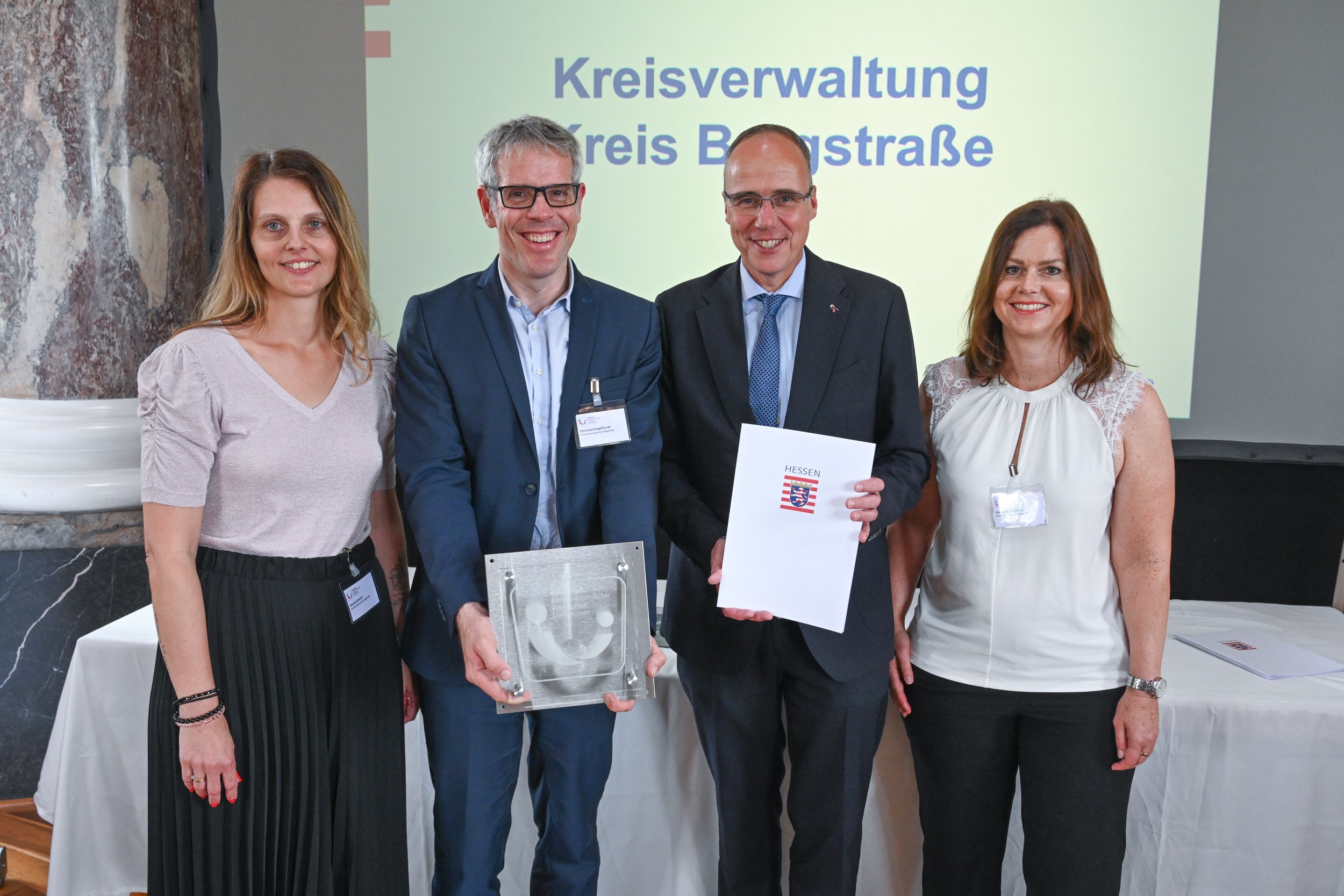 Ausgezeichneter Arbeitgeber: Landrat Christian Engelhardt und die beiden Frauen- und Gleichstellungsbeauftragten des Kreises, Alexandra Schmitt (rechts) und Nicole Schmitt, nahmen das Gütesiegel „Familienfreundlicher Arbeitsgeber“ im Juli 2023 von Innenminister Peter Beuth (2. von rechts) entgegen.