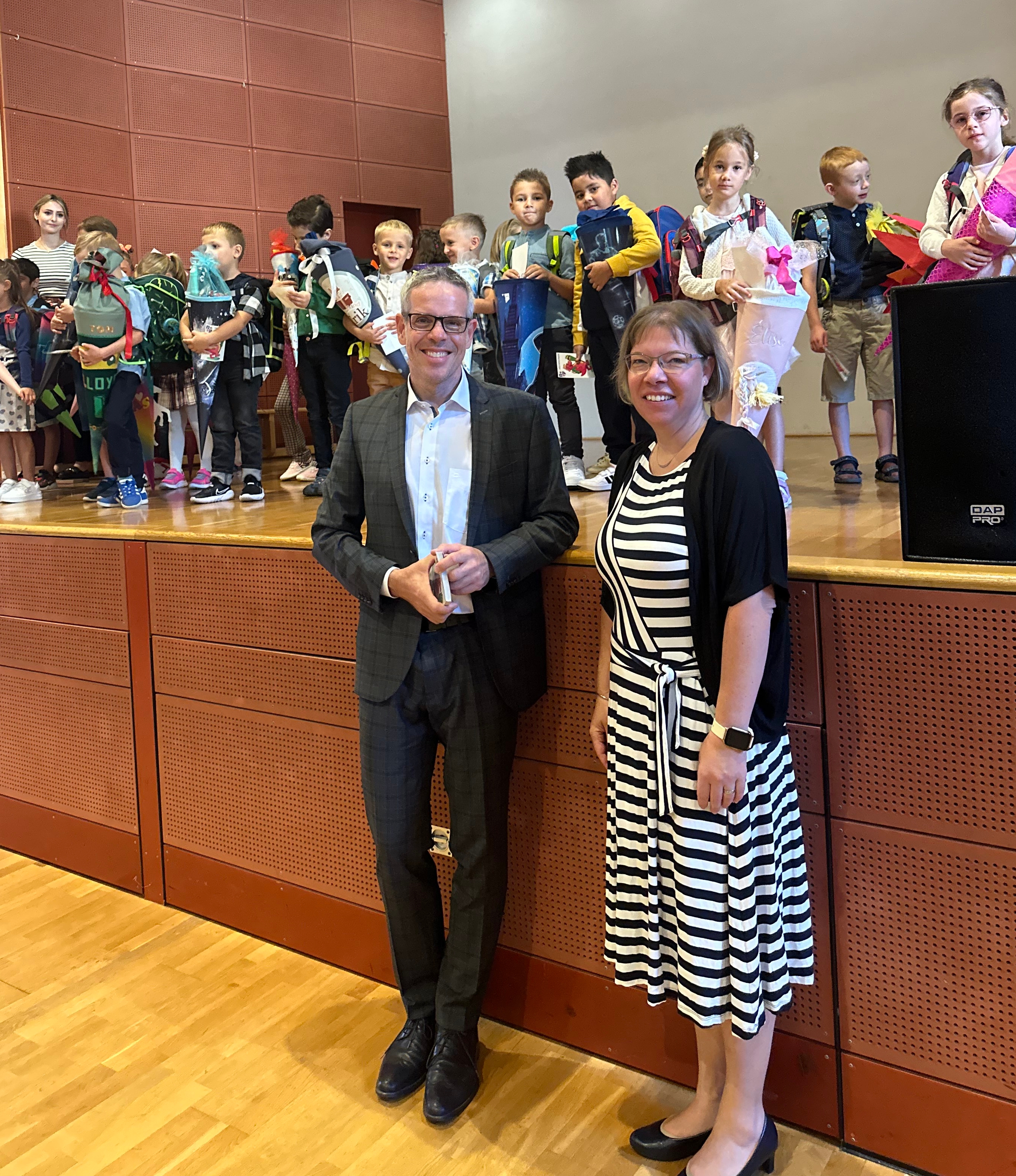 Landrat Engelhardt mit Schulleiterin Stefanie Grimm bei der Einschulungsfeier.