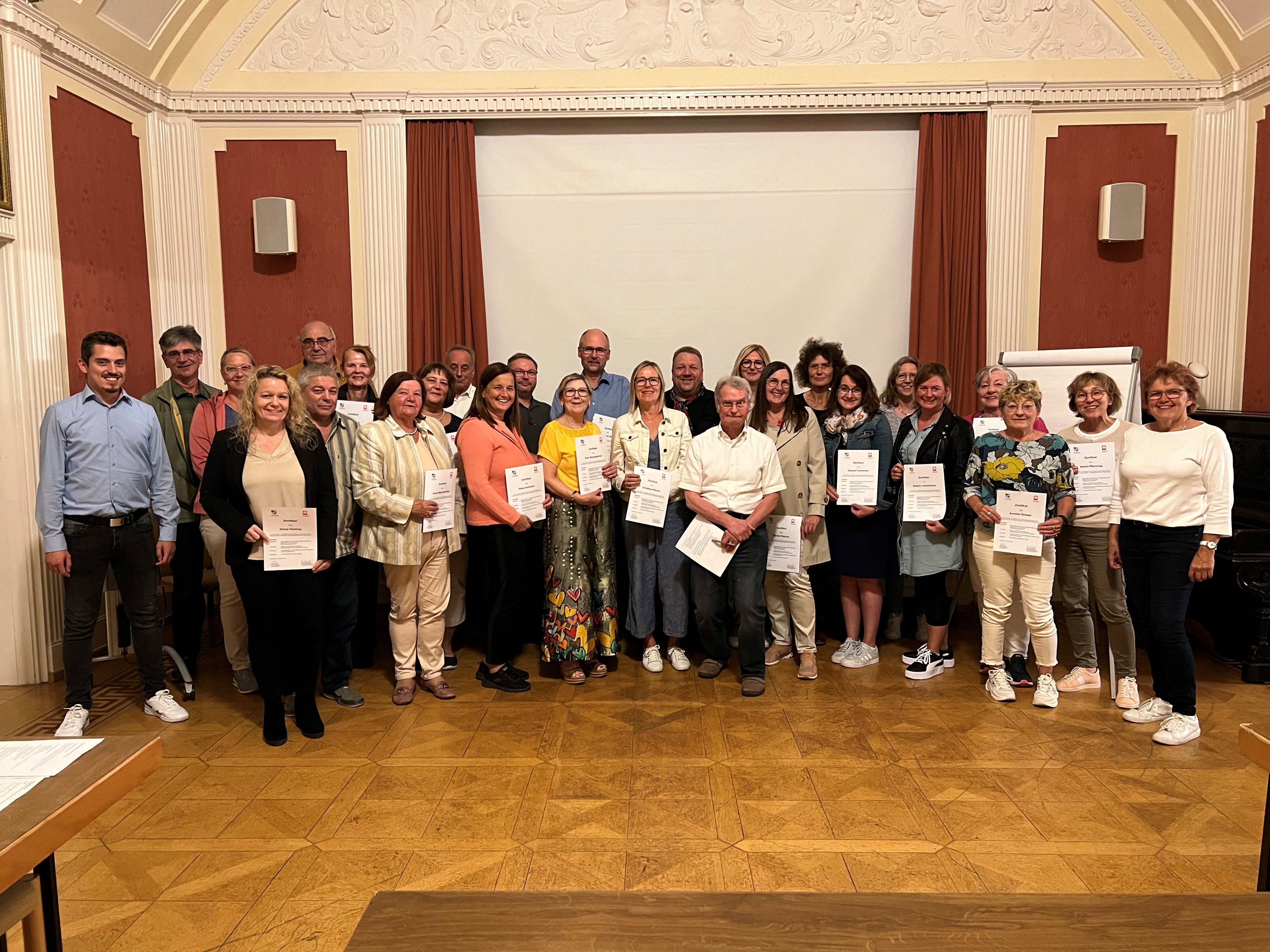 Der Hauptamtliche Kreisbeigeordnete Matthias Schimpf (hinten, Bildmitte) überreichte den Teilnehmerinnen und Teilnehmern des Einführungskurses in die rechtliche Betreuung ihre Zertifikate.