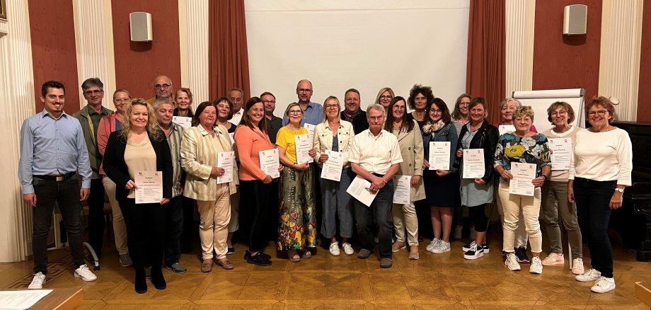 Der Hauptamtliche Kreisbeigeordnete Matthias Schimpf (hinten, Bildmitte) überreichte den Teilnehmerinnen und Teilnehmern des Einführungskurses in die rechtliche Betreuung ihre Zertifikate.