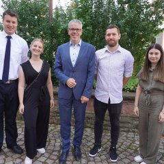 Landrat Christian Engelhardt (Mitte) mit Leon Stuckert, Anna-Marie-Emig, Lars Haußer und Merve Müs (v.l.n.r.), die bei der Kreisverwaltung ein berufsbegleitendes beziehungsweise duales Studium abgeschlossen haben.