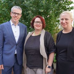 Landrat Christian Engelhardt und die Erste Kreisbeigeordnete Diana Stolz gratulieren Ines Keil zur Beförderung als stellvertretende Leiterin des Jugendamtes des Kreises Bergstraße.