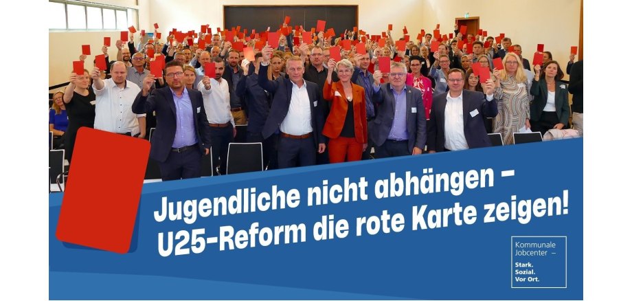 Rote Karte für die U25-Reform: Auch beim Tag der kommunalen Jobcenter formierte sich Widerstand.