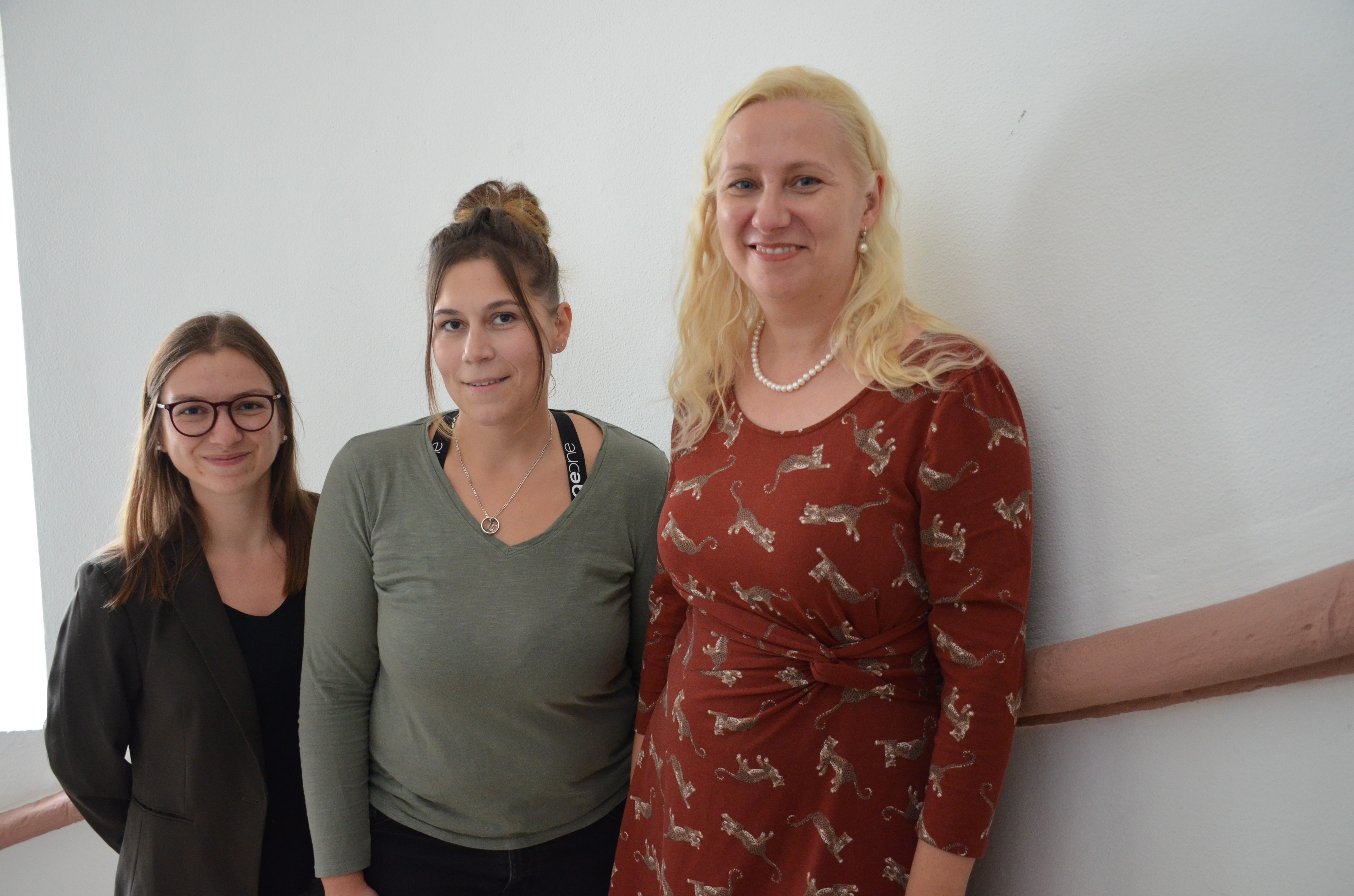 Die Erste Kreisbeigeordnete und Gesundheitsdezernentin Diana Stolz (rechts) sowie die Fachbereichsleiterin Gesundheitsversorgung Jennifer Jarke (links) begrüßen die neue PauLa für die NORIE-Gemeinden (Netzwerk Ortsnahe Versorgung Ried) Michaela Weber. 