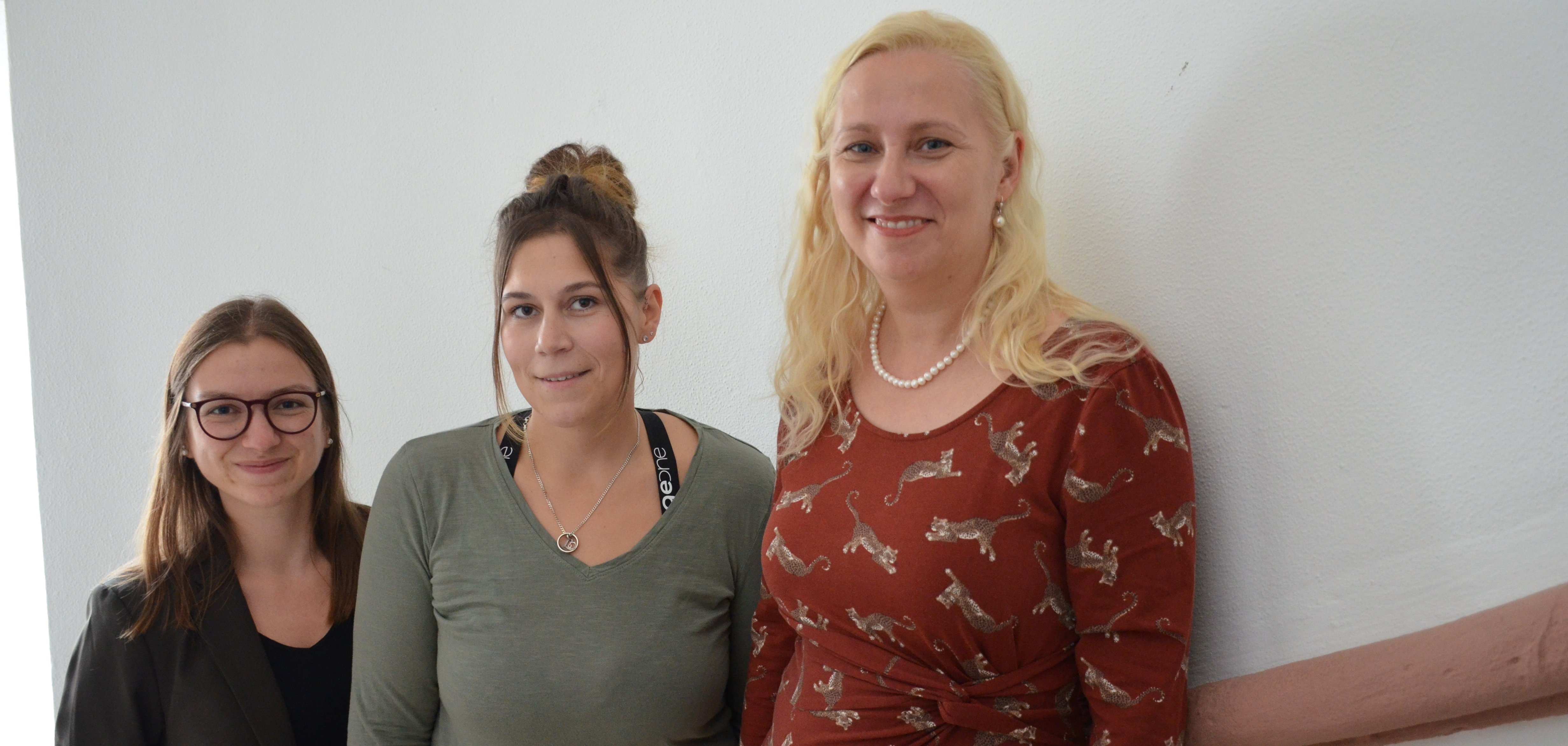 Die Erste Kreisbeigeordnete und Gesundheitsdezernentin Diana Stolz (rechts) sowie die Fachbereichsleiterin Gesundheitsversorgung Jennifer Jarke (links) begrüßen die neue PauLa für die NORIE-Gemeinden (Netzwerk Ortsnahe Versorgung Ried) Michaela Weber. 