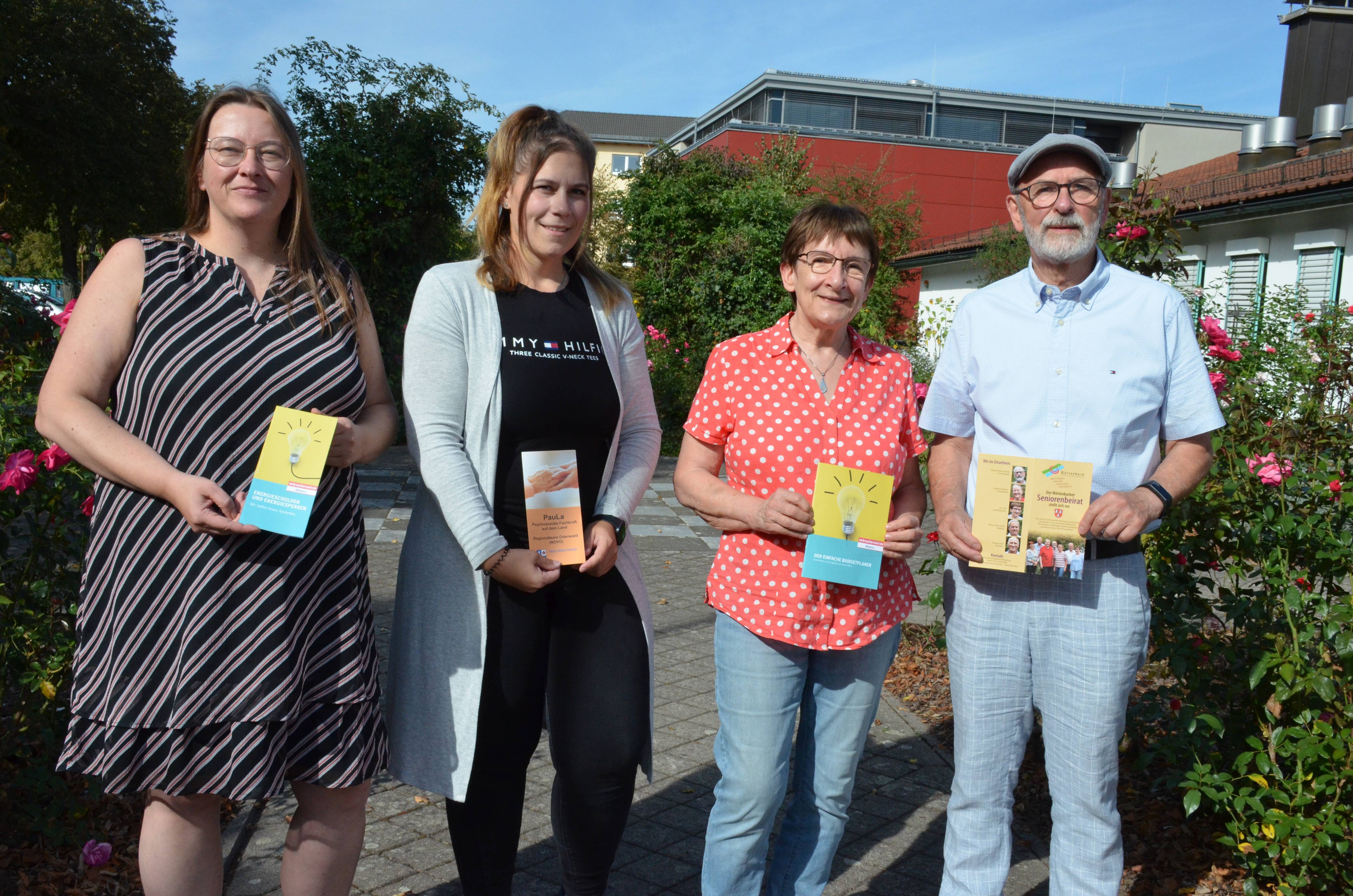 Die psychosoziale Fachkraft auf dem Land (PauLa) des Kreises Bergstraße für die Gemeinden im Vorderen Odenwald (NOVO), Michaela Weber, gemeinsam mit Nicole Hensel von der Verbraucherzentrale Hessen, dem Vorsitzenden des Seniorenbeirats Mörlenbach, Klaus-Dieter Gronau, und Ute Lihl vom Seniorenbeirat Mörlenbach.