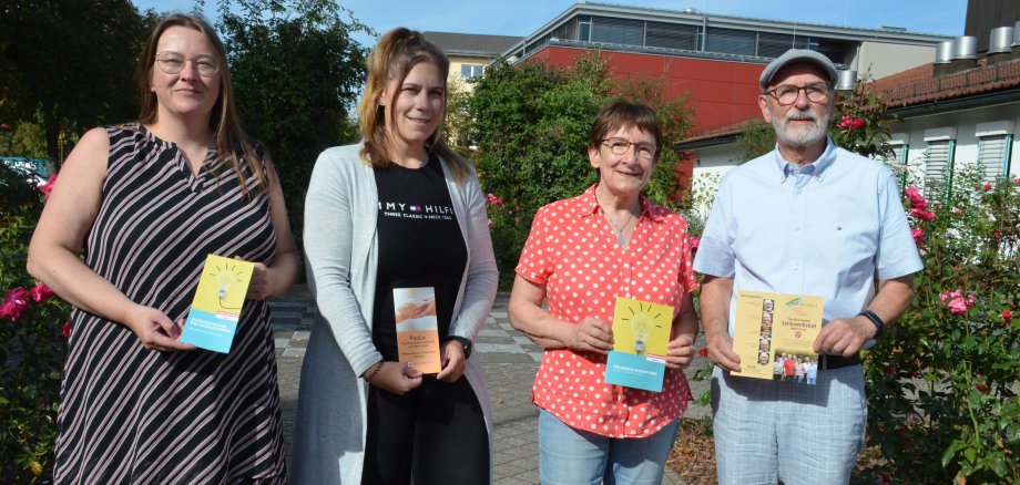 Die psychosoziale Fachkraft auf dem Land (PauLa) des Kreises Bergstraße für die Gemeinden im Vorderen Odenwald (NOVO), Michaela Weber, gemeinsam mit Nicole Hensel von der Verbraucherzentrale Hessen, dem Vorsitzenden des Seniorenbeirats Mörlenbach, Klaus-Dieter Gronau, und Ute Lihl vom Seniorenbeirat Mörlenbach.