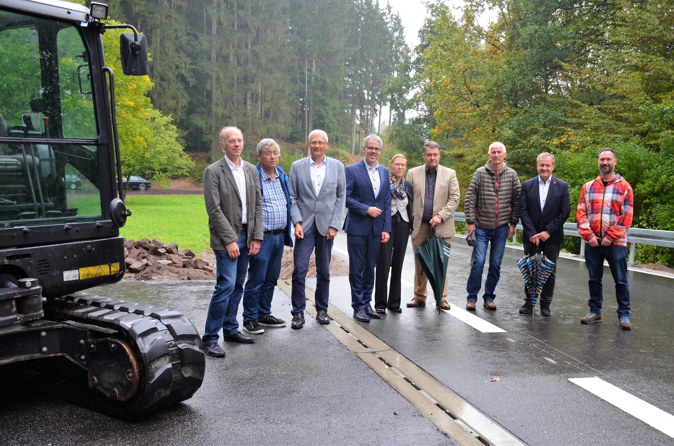 Der Bergsträßer Landrat Christian Engelhardt (4. v. li.) und der stellvertretende Landrat des Rhein-Neckar-Kreises Stefan Hildebrandt (3. v. li.) gaben den Verkehr auf der Kreisstraße 35 bei Brombach (Eberbach) wieder frei. Mit dabei (v.l.n.r.): Markus Schmitt (Dezernent Planung und Bau Südhessen bei Hessen Mobil), Arno Krämer (Dezernent Bau Südhessen bei Hessen Mobil), Carmen Schmidt (Sachbearbeiterin Kreisstraßen in der Abteilung Öffentlicher Personennahverkehr und Mobilität der Bergsträßer Kreisverwaltung), Frank Schild (Geschäftsführer der ausführenden Baufirma Michael Gärtner GmbH), Jürgen Berdel (Stadtrat der Stadt Hirschhorn), Peter Reichert (Bürgermeister der Stadt Eberbach) und Robin Seib (Ortsvorsteher Brombach). 