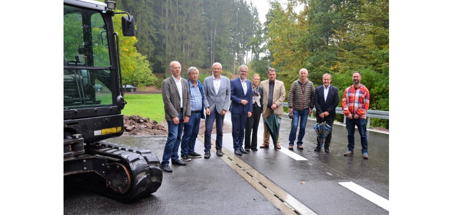 Der Bergsträßer Landrat Christian Engelhardt (4. v. li.) und der stellvertretende Landrat des Rhein-Neckar-Kreises Stefan Hildebrandt (3. v. li.) gaben den Verkehr auf der Kreisstraße 35 bei Brombach (Eberbach) wieder frei. Mit dabei (v.l.n.r.): Markus Schmitt (Dezernent Planung und Bau Südhessen bei Hessen Mobil), Arno Krämer (Dezernent Bau Südhessen bei Hessen Mobil), Carmen Schmidt (Sachbearbeiterin Kreisstraßen in der Abteilung Öffentlicher Personennahverkehr und Mobilität der Bergsträßer Kreisverwaltung), Frank Schild (Geschäftsführer der ausführenden Baufirma Michael Gärtner GmbH), Jürgen Berdel (Stadtrat der Stadt Hirschhorn), Peter Reichert (Bürgermeister der Stadt Eberbach) und Robin Seib (Ortsvorsteher Brombach). 