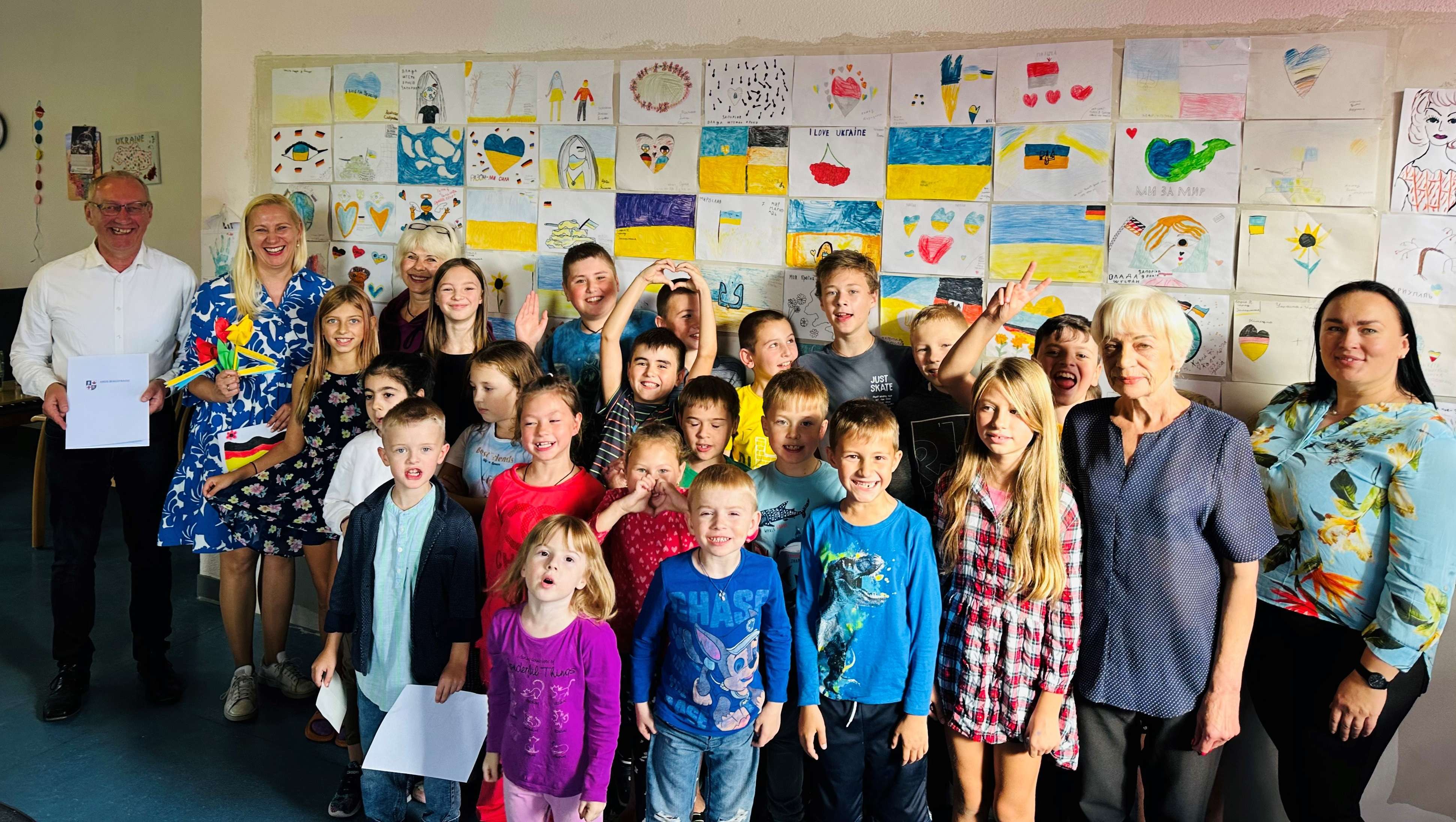 Die Erste Kreisbeigeordnete und Jugenddezernentin Diana Stolz (2. von links) übergab den Förderbescheid für das Schülercafé in Lindenfels an den Geschäftsführer des Vereins KuBuS, Jochen Ruoff (links). 