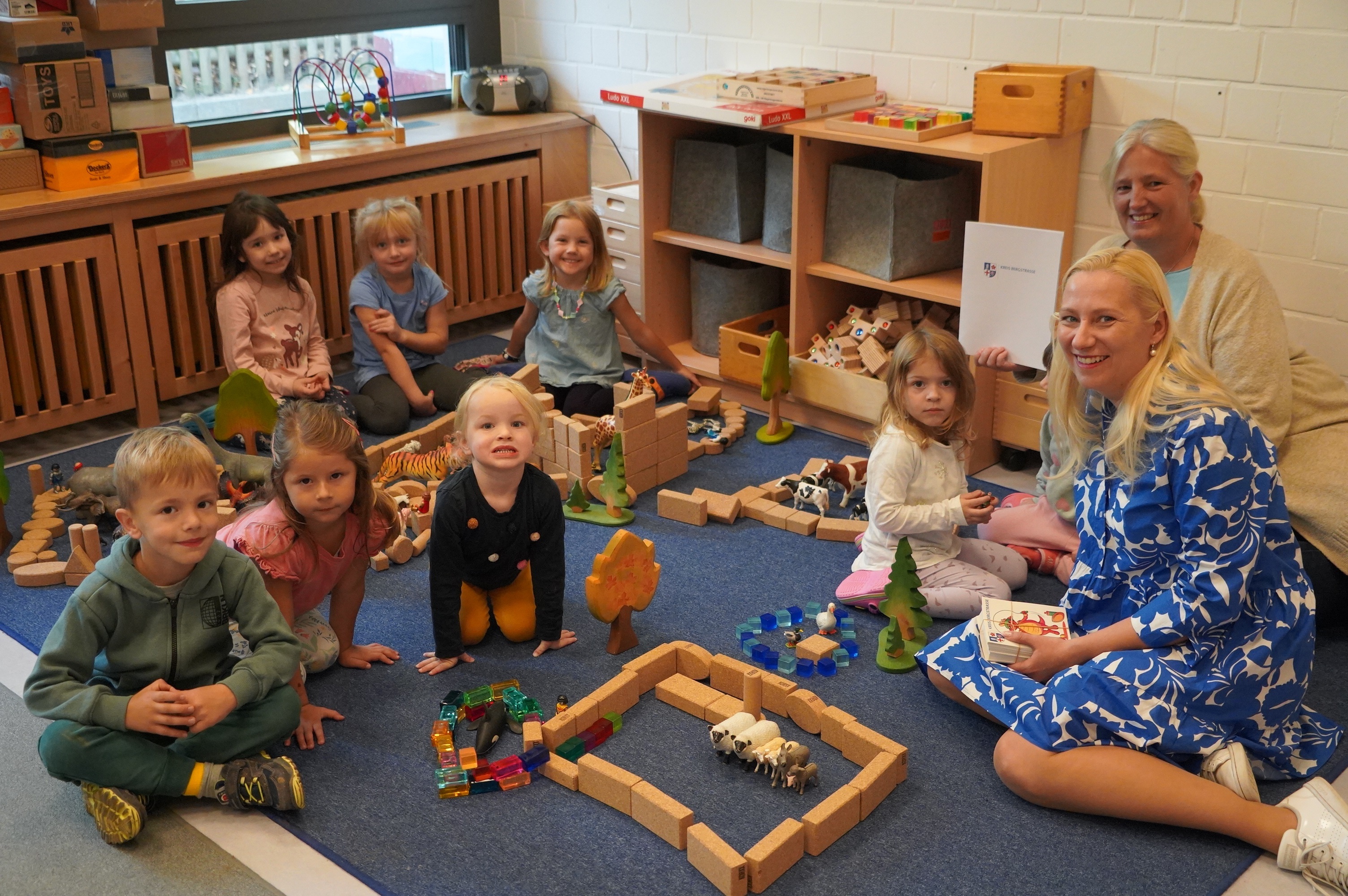 Die Erste Kreisbeigeordnete und Jugenddezernentin Diana Stolz (rechts) übergab den Förderbescheid des Aktionsprogramms „Aufholen nach Corona“ an Kita-Leiterin Katrin Dypa.