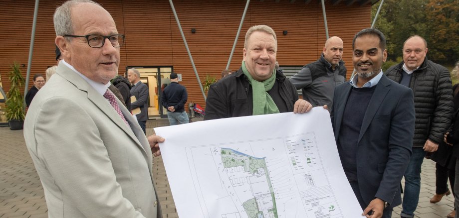 Freuten sich bei der Einweihung des Löhrbacher Dorfplatzes über den erfolgreichen Abschluss des Dorfentwicklungsprogramms: der hauptamtliche Kreisbeigeordnete Matthias Schimpf (Mitte), der Bürgermeister von Birkenau Milan Mapplassary (re.) und der Ortsvorsteher von Löhrbach Stefan Roewer.