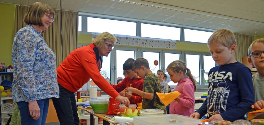 Beim YOLO-Day an der Nibelungenschule in Lampertheim-Hofheim konnten sich die Schülerinnen und Schüler beispielsweise mit Hilfe der Landfrauen vom Bezirksverein Heppenheim ein gesundes Pausenbrot zusammenstellen.