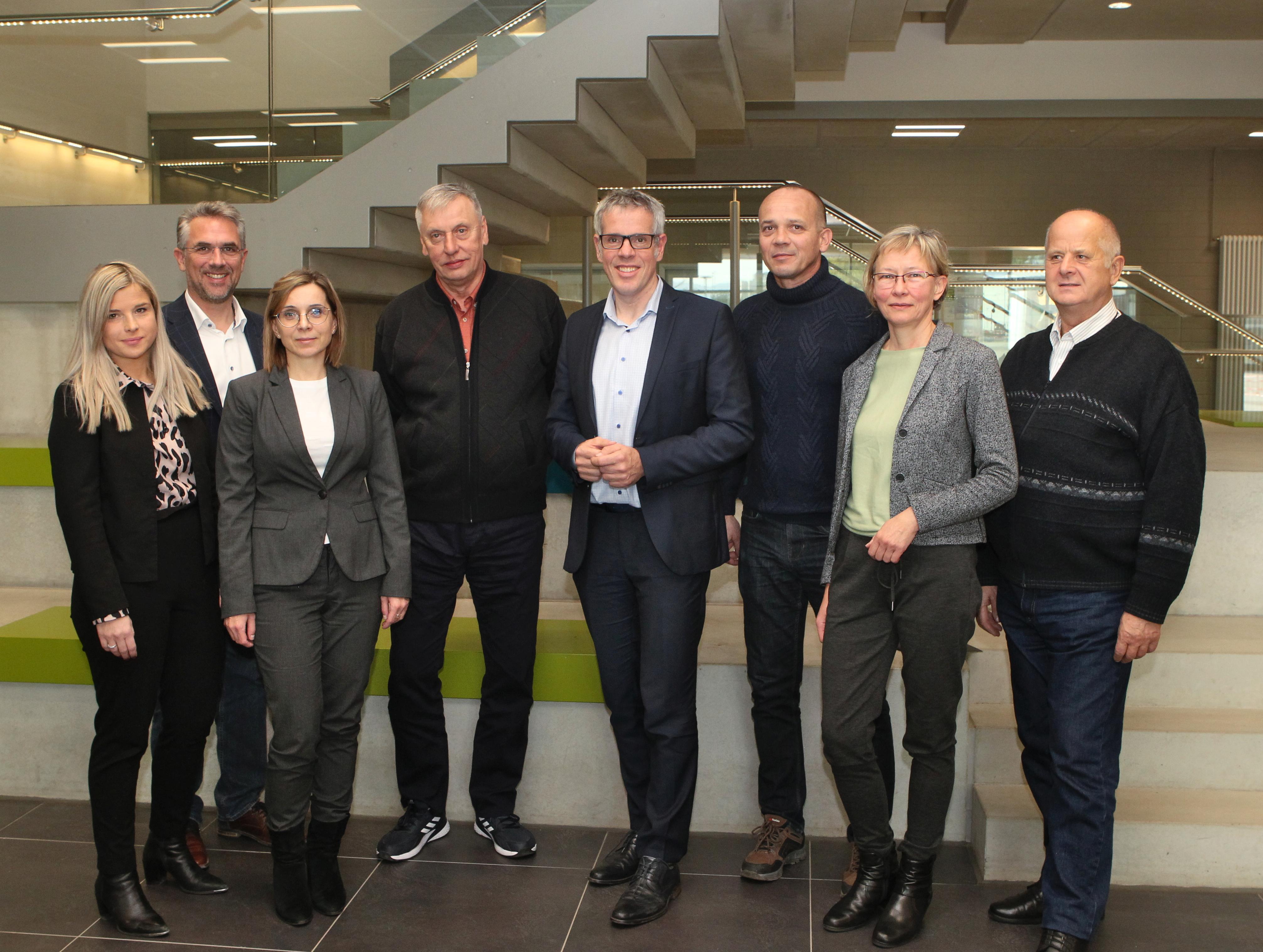 Zu Besuch an der Karl-Kübel-Schule in Bensheim: Landrat Christian Engelhardt (4. v. re.) mit dem Landrat des Kreises Swidnica/Schweidnitz Piotr Fedorowicz (3. v. re.), Wojciech Latuszek - Kreistagsabgeordneter, Vorsitzender des Revisionsausschusses (ganz rechts), Mitglied des Kreisausschusses des Kreises Swidnica/Schweidnitz Ryszard Cholko (4. v. li.), Monika Pasternak-Domagala (3. v. li.) aus dem Büro für Europaangelegenheiten und Öffentlichkeitsarbeit Schweidnitz sowie Ewa Redemann vom Fachbereich Veranstaltungsmanagement, Kultur, Ehrungen und Kreispartnerschaften der Bergsträßer Kreisverwaltung und der Schulleitung der KKS Michael Steffan (2. v. li.) und Ute Molden (ganz links).   
