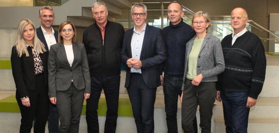 Zu Besuch an der Karl-Kübel-Schule in Bensheim: Landrat Christian Engelhardt (4. v. re.) mit dem Landrat des Kreises Swidnica/Schweidnitz Piotr Fedorowicz (3. v. re.), Wojciech Latuszek - Kreistagsabgeordneter, Vorsitzender des Revisionsausschusses (ganz rechts), Mitglied des Kreisausschusses des Kreises Swidnica/Schweidnitz Ryszard Cholko (4. v. li.), Monika Pasternak-Domagala (3. v. li.) aus dem Büro für Europaangelegenheiten und Öffentlichkeitsarbeit Schweidnitz sowie Ewa Redemann vom Fachbereich Veranstaltungsmanagement, Kultur, Ehrungen und Kreispartnerschaften der Bergsträßer Kreisverwaltung und der Schulleitung der KKS Michael Steffan (2. v. li.) und Ute Molden (ganz links).   