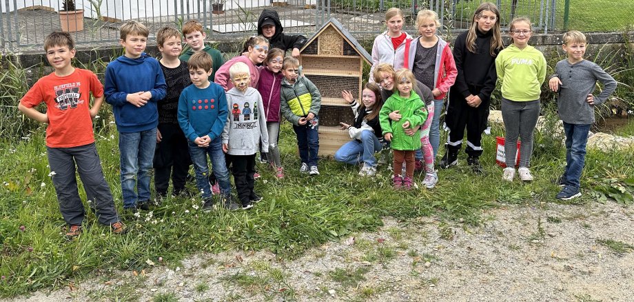 Die Kinder beim Aktionstag der Kinder- und Jugendfeuerwehr Löhrbach/Buchklingen mit den beiden von ihnen selbst gebauten Insektenhotels.