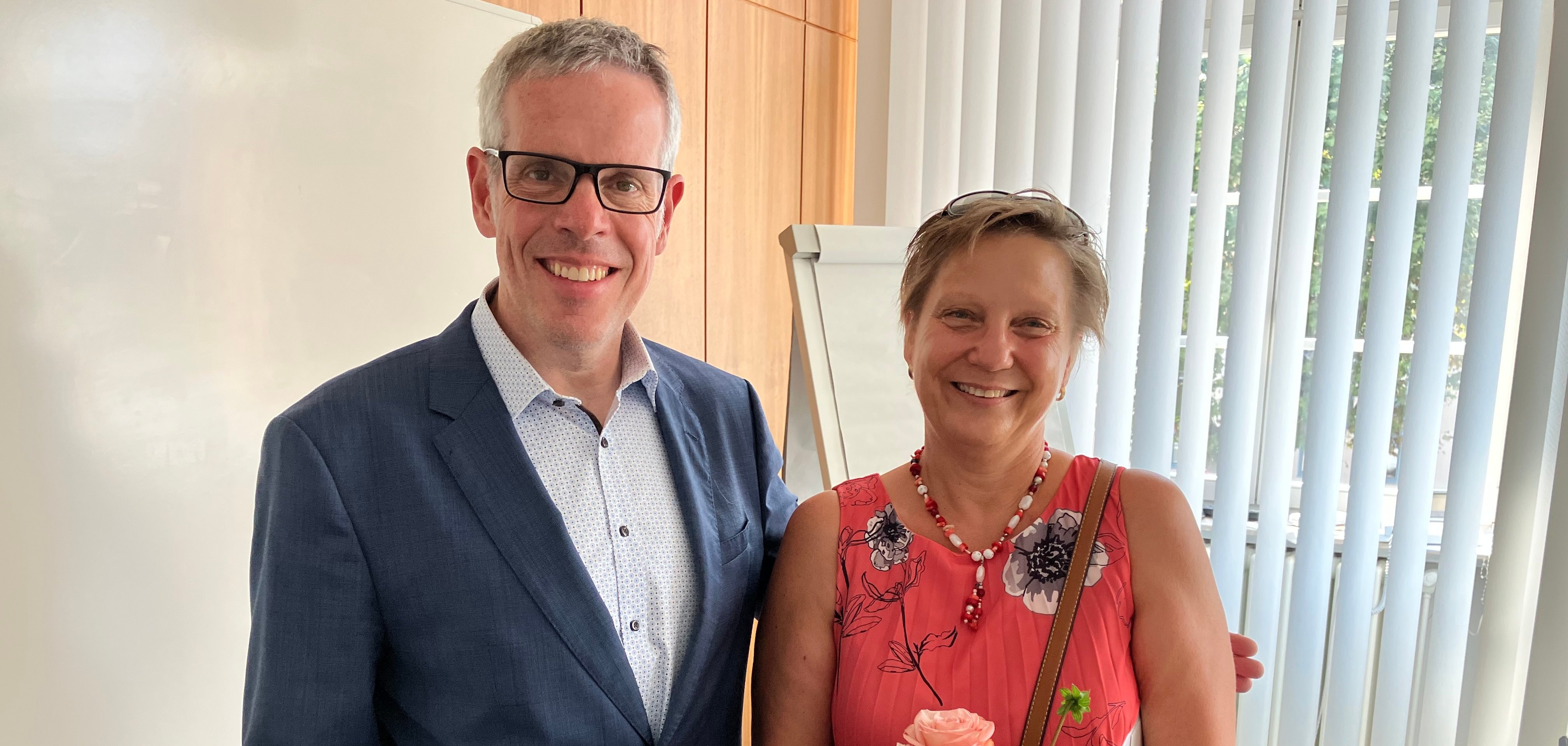 Landrat Christian Engelhardt (li.) gratulierte Andrea Dähn zu 40 Jahren im Öffentlichen Dienst und zu 30 Jahren an der Schillerschule in Bensheim.