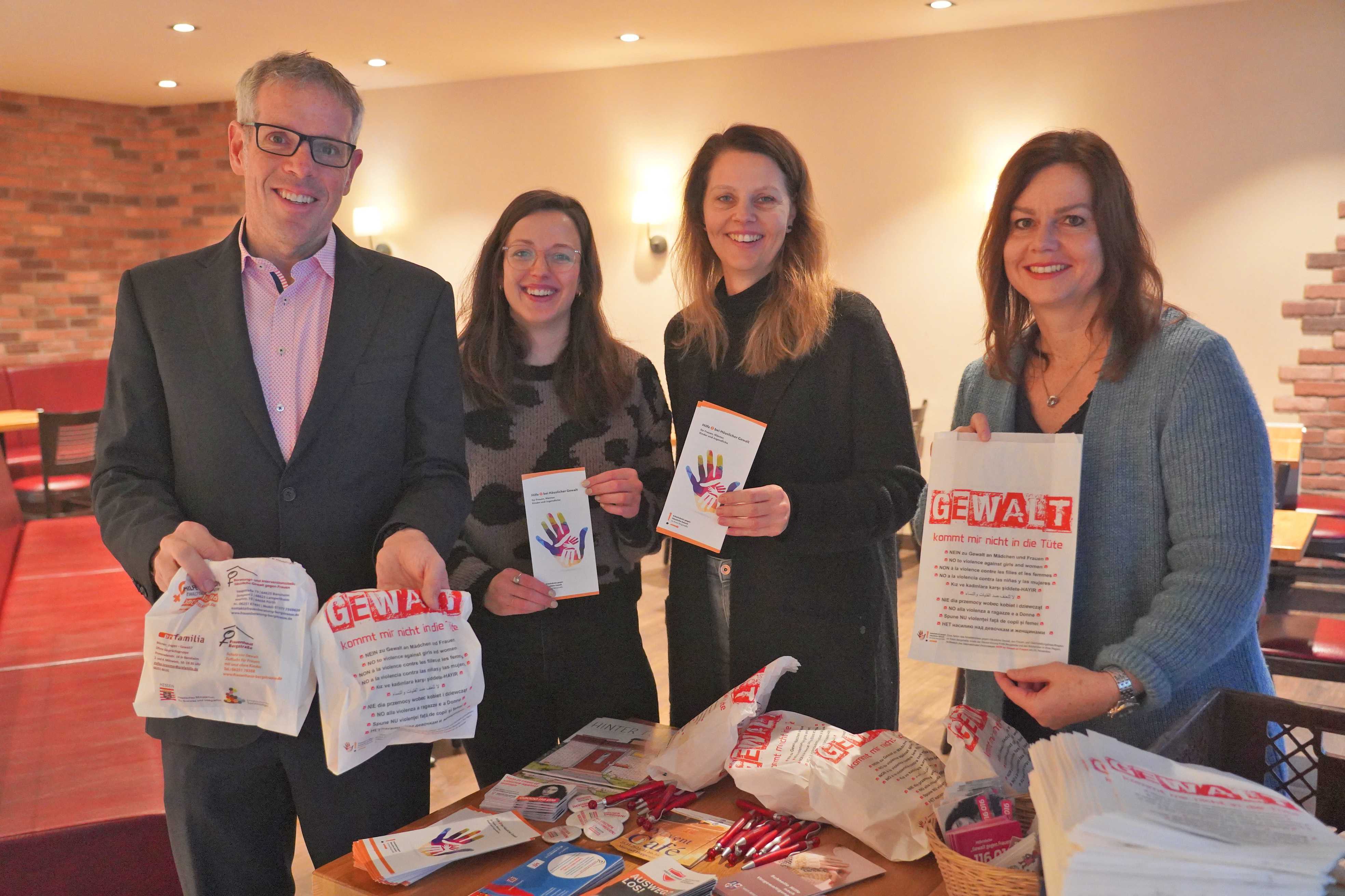 Landrat Christian Engelhardt, die Frauen- und Gleichstellungsbeauftragten des Kreises, Alexandra Schmitt und Nicole Schmitt sowie die Gleichstellungsbeauftragte der Stadt Heppenheim, Tamara Bernhardt, beim Brötchenverkauf in der Bäckerei Rauen-Filiale CoffeeInn Heppenheim.  