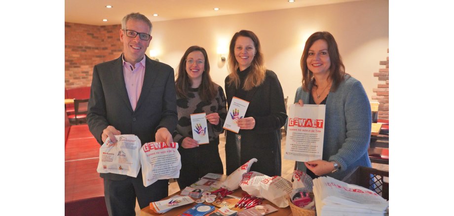 Landrat Christian Engelhardt, die Frauen- und Gleichstellungsbeauftragten des Kreises, Alexandra Schmitt und Nicole Schmitt sowie die Gleichstellungsbeauftragte der Stadt Heppenheim, Tamara Bernhardt, beim Brötchenverkauf in der Bäckerei Rauen-Filiale CoffeeInn Heppenheim.  