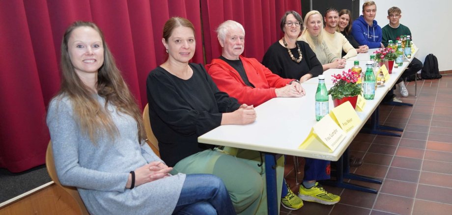 Die Beteiligten des Aktionstages gegen Gewalt an der Schillerschule Bensheim beim gemeinsamen Pressegespräch.