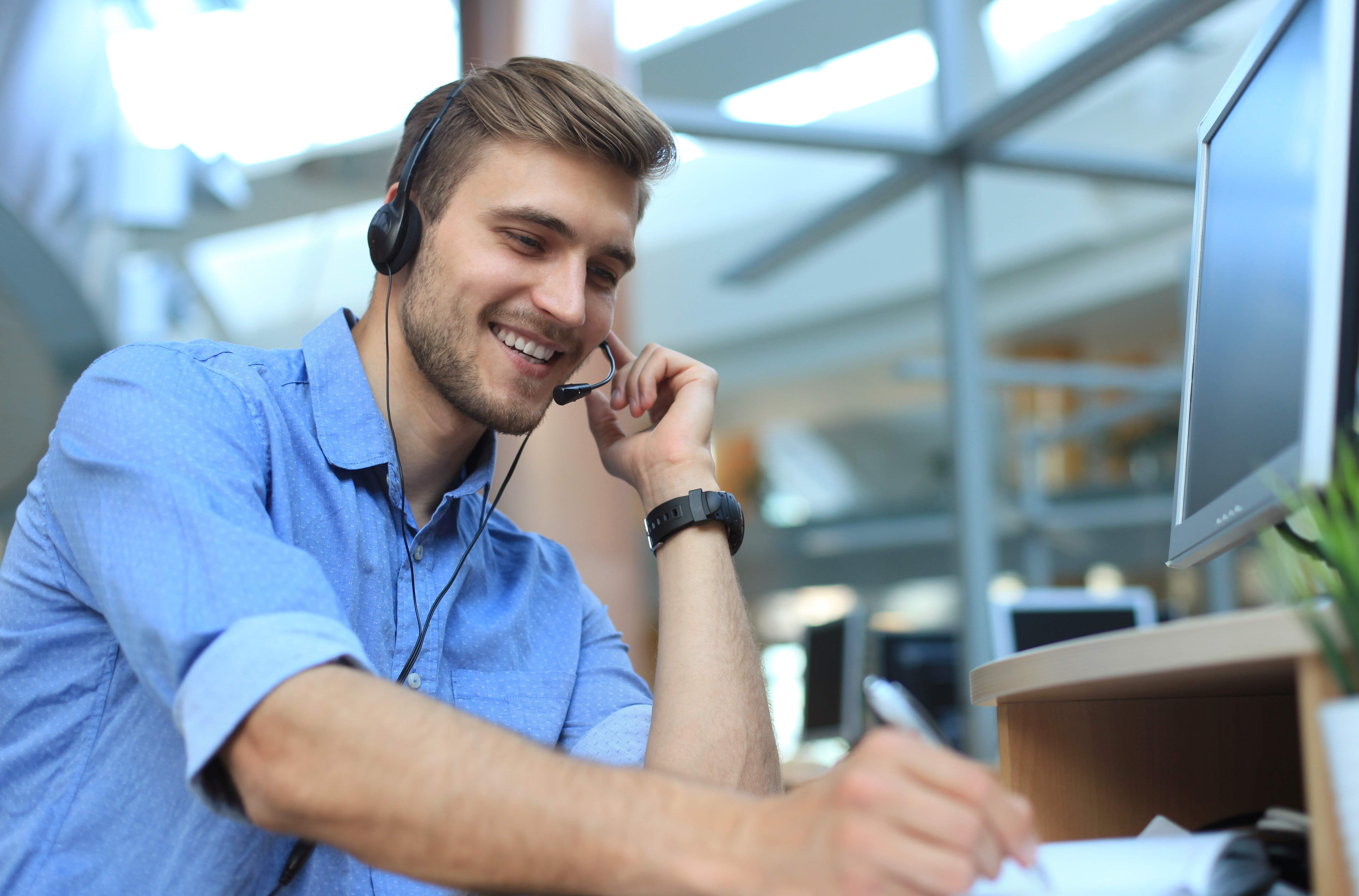 Freundlicher Mann im Call-Center