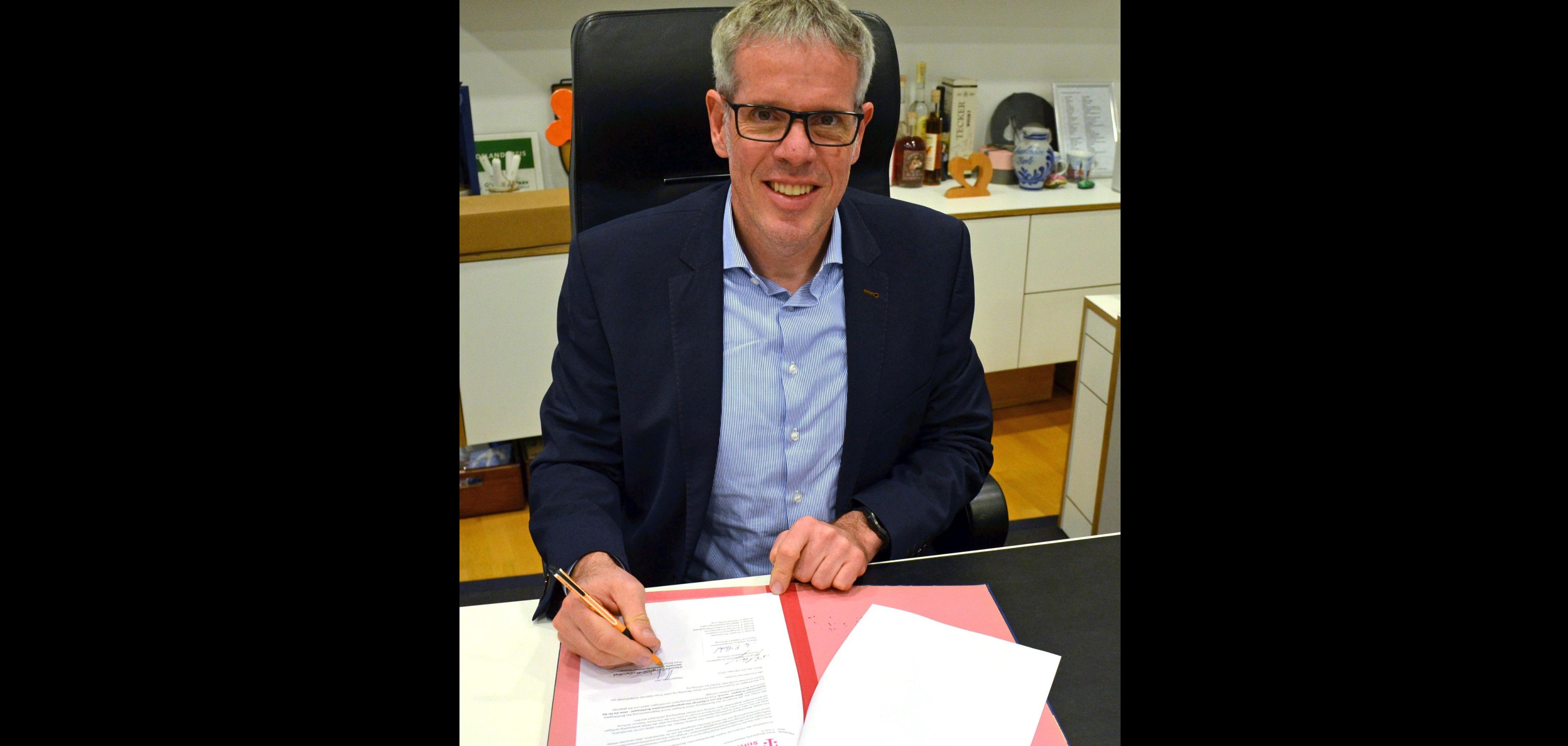 Förderung digi_space Landrat Christian Engelhardt bei der Unterzeichnung des Fördervertrages für den digi_space des Kreises Bergstraße mit der Deutschen Telekom Stiftung.