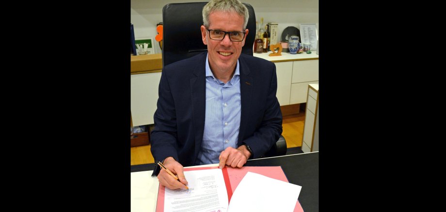 Landrat Christian Engelhardt bei der Unterzeichnung des Fördervertrages für den digi_space des Kreises Bergstraße mit der Deutschen Telekom Stiftung.