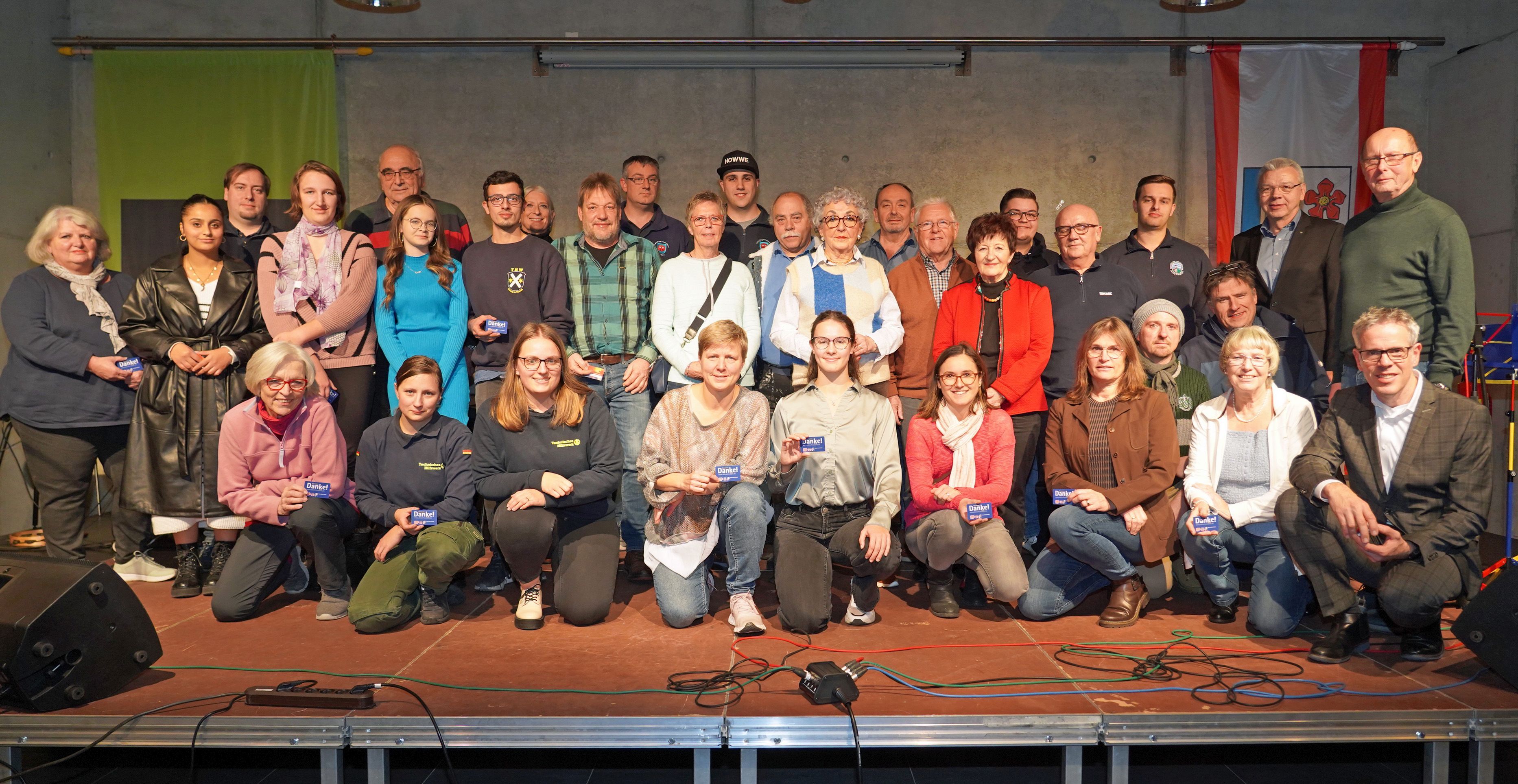 Landrat Christian Engelhardt (vorne rechts) und Bürgermeister Gottfried Störmer (hinten, 2. v. re.) mit den ehrenamtlichen Helferinnen und Helfern aus Lampertheim, denen der Landrat in Lampertheim die Ehrenamts-Card überreichte.