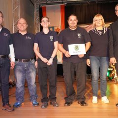 Landrat Christian Engelhardt (rechts) mit den ehrenamtlichen Helferinnen und Helfern aus Lindenfels, denen der Landrat in Wald-Michelbach die Ehrenamts-Card überreichte.