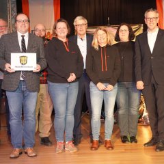 Landrat Christian Engelhardt (2. v. re.) und Bürgermeister Dr. Sascha Weber (3. v. li.) mit den ehrenamtlichen Helferinnen und Helfern aus Wald-Michelbach, denen der Landrat dort die Ehrenamts-Card überreichte.