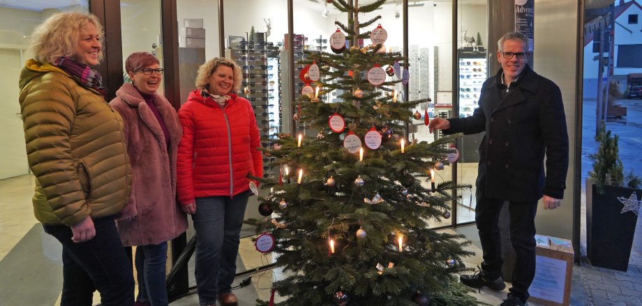 Landrat Christian Engelhardt steht mit Birgit Tschierschwitz, Tanja Seip und Simone Bernert-Bausewein vom Frauenstammtisch „Lokalheldinnen“ Lorsch vor ihrem Wunschbaum.