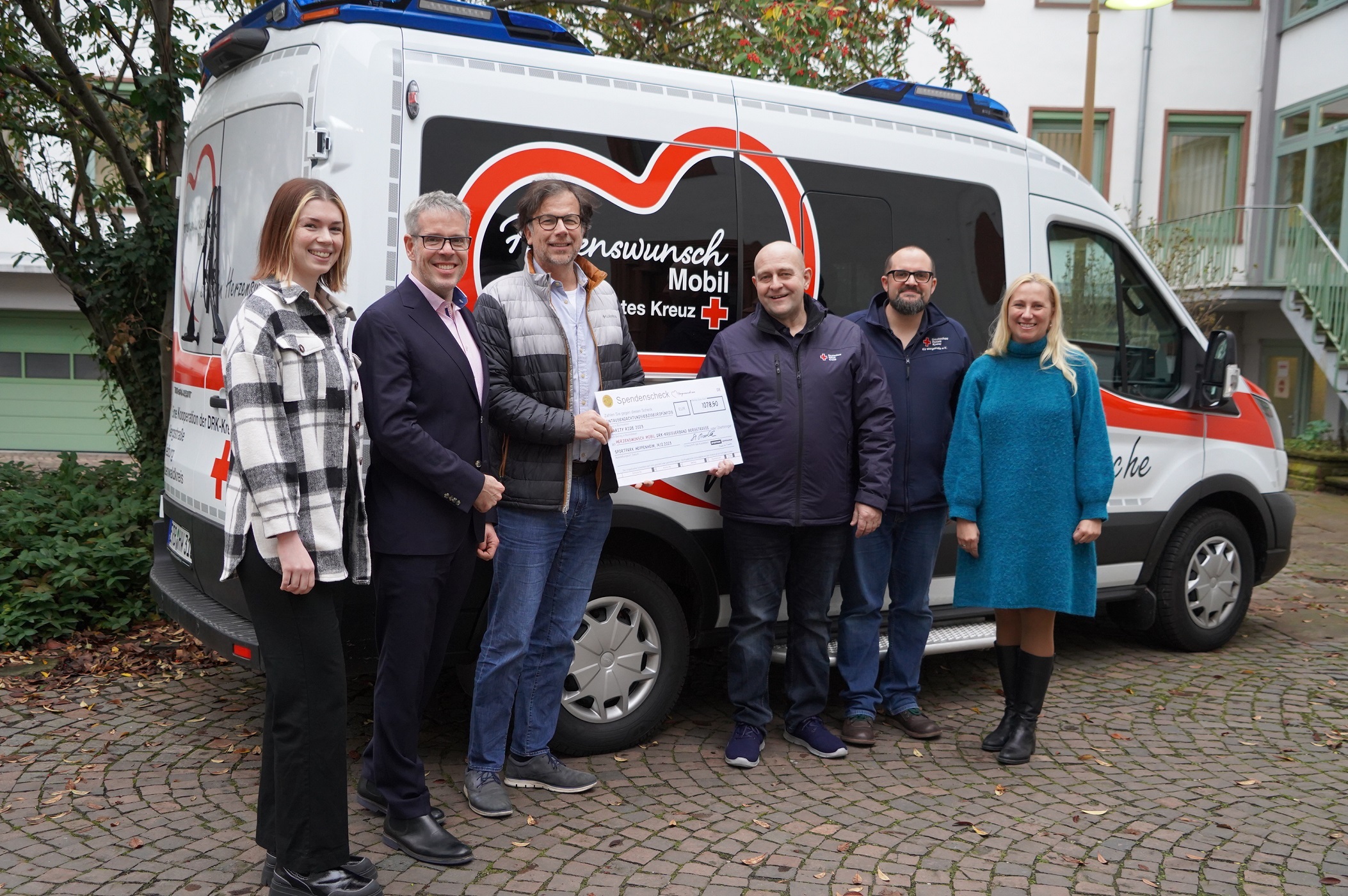 Gemeinsam für ein tolles Projekt (von links): Emely Metz vom Sportpark Heppenheim, Landrat Christian Engelhardt und Stefan Stadler (Geschäftsführer Sportpark Heppenheim) mit Christian Keilmann und Stefan Wennmacher vom DRK-Kreisverband Bergstraße e.V. sowie der Ersten Kreisbeigeordneten Diana Stolz, die zugleich Schirmherrin des Projektes Herzenswunschmobil ist.