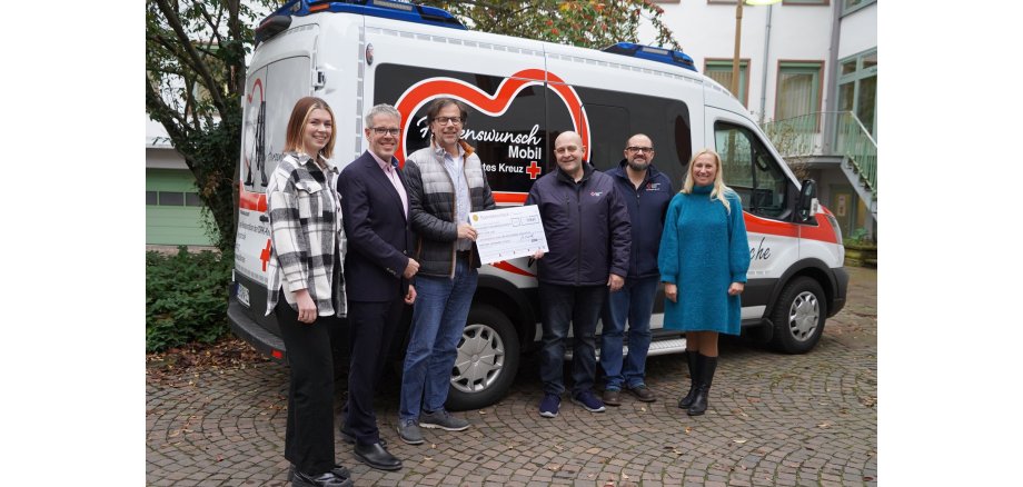 Gemeinsam für ein tolles Projekt (von links): Emely Metz vom Sportpark Heppenheim, Landrat Christian Engelhardt und Stefan Stadler (Geschäftsführer Sportpark Heppenheim) mit Christian Keilmann und Stefan Wennmacher vom DRK-Kreisverband Bergstraße e.V. sowie der Ersten Kreisbeigeordneten Diana Stolz, die zugleich Schirmherrin des Projektes Herzenswunschmobil ist.