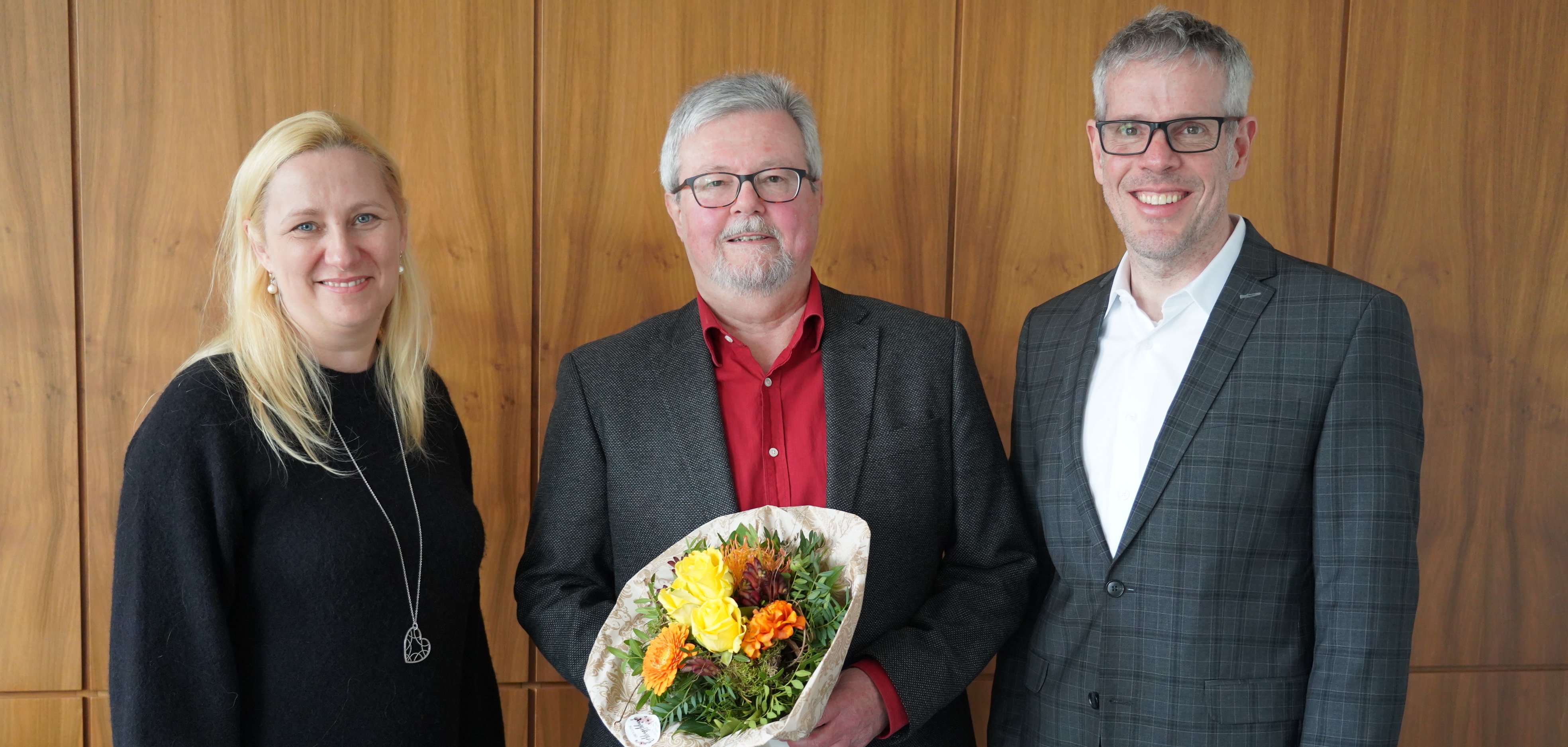 Landrat Christian Engelhardt und die Erste Kreisbeigeordnete Diana Stolz verabschiedeten den stellvertretenden Leiter der Erziehungsberatungsstelle Bensheim Claus Schmiederer (Mitte) in den Ruhestand.