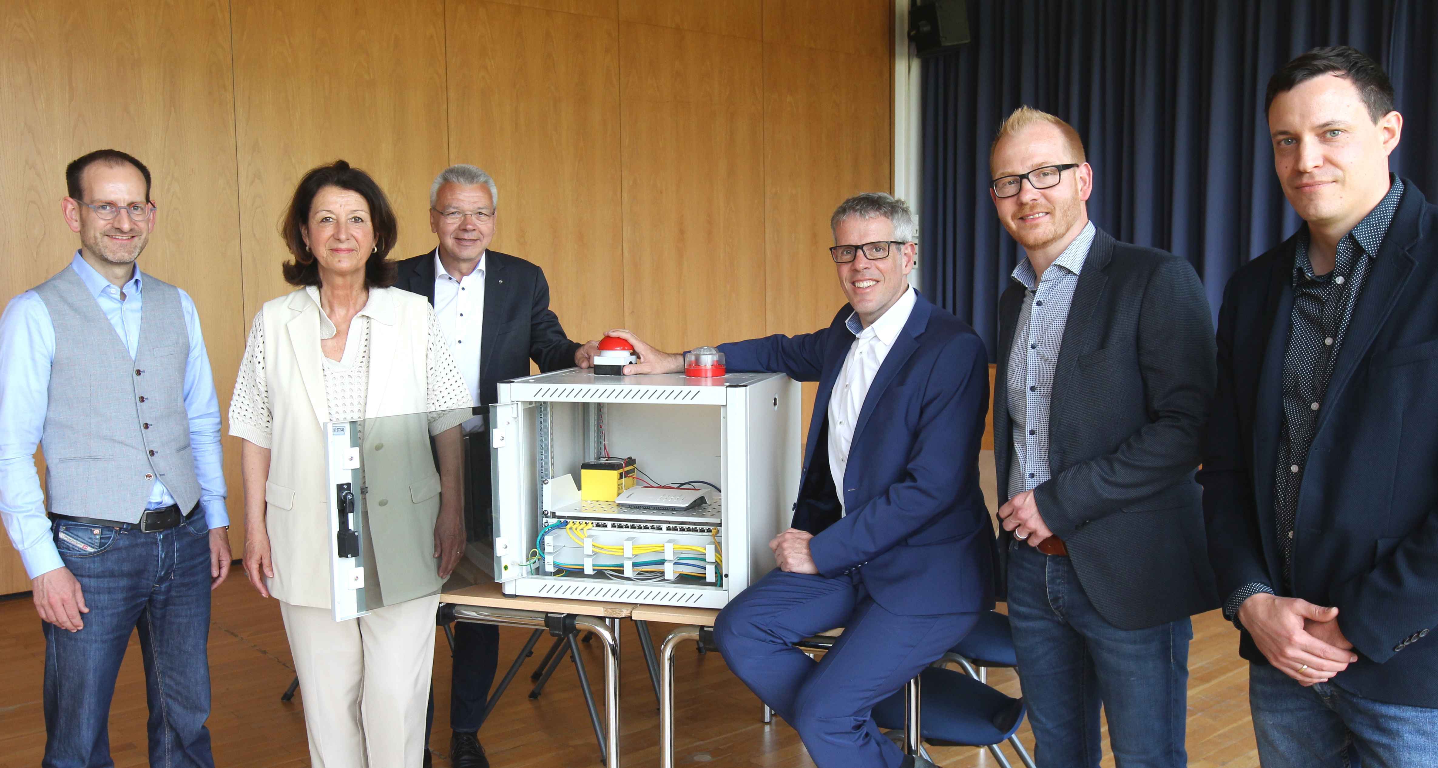 Alle Lampertheimer Schulen sind nun an das Glasfasernetz angeschlossen Landrat Christian Engelhardt drückt gemeinsam mit dem Bürgermeister Gottfried Störmer, der Schulleiterin des Lessing-Gymnasiums Silke Weimar-Ekdur, dem stellvertretenden Schulleiter Jérôme Dath, dem technischen Betriebsleiter Johannes Kühn und dem kaufmännischen Betriebsleiter Simon Menden am Lessing-Gymnasium den symbolischen Startknopf.