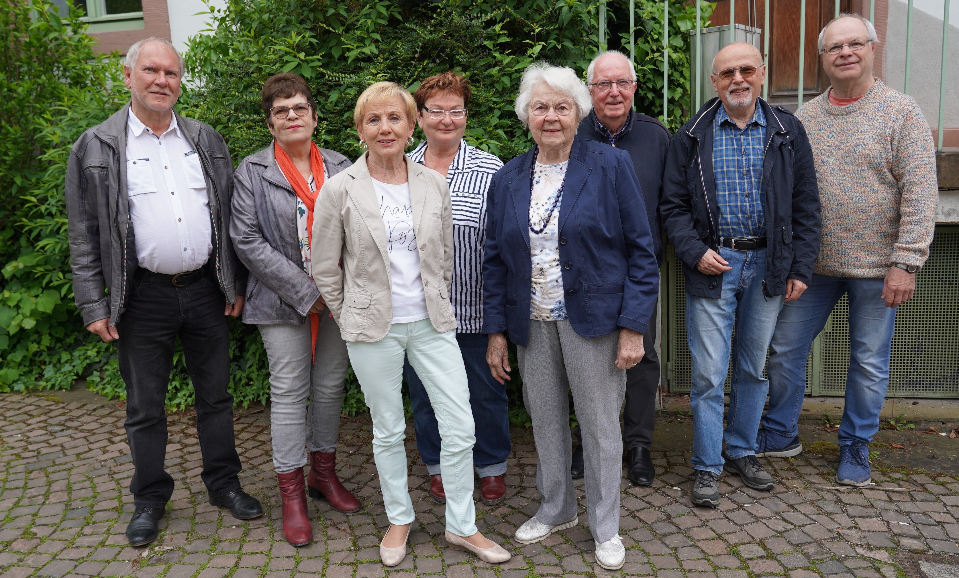 Die Mitglieder des Arbeitskreises "Seniorenfreundlicher Kreis Bergstraße" stehen im Hof des Landratsamtes.